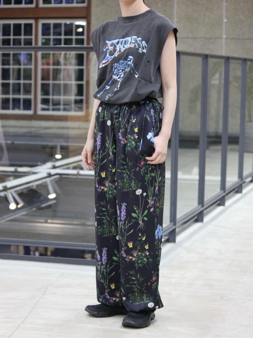 ブラック系のショルダーバッグ、ブルー系のその他パンツ、ブラック系のワンピースを着用したレディースの夏コーディネートの2枚目の写真