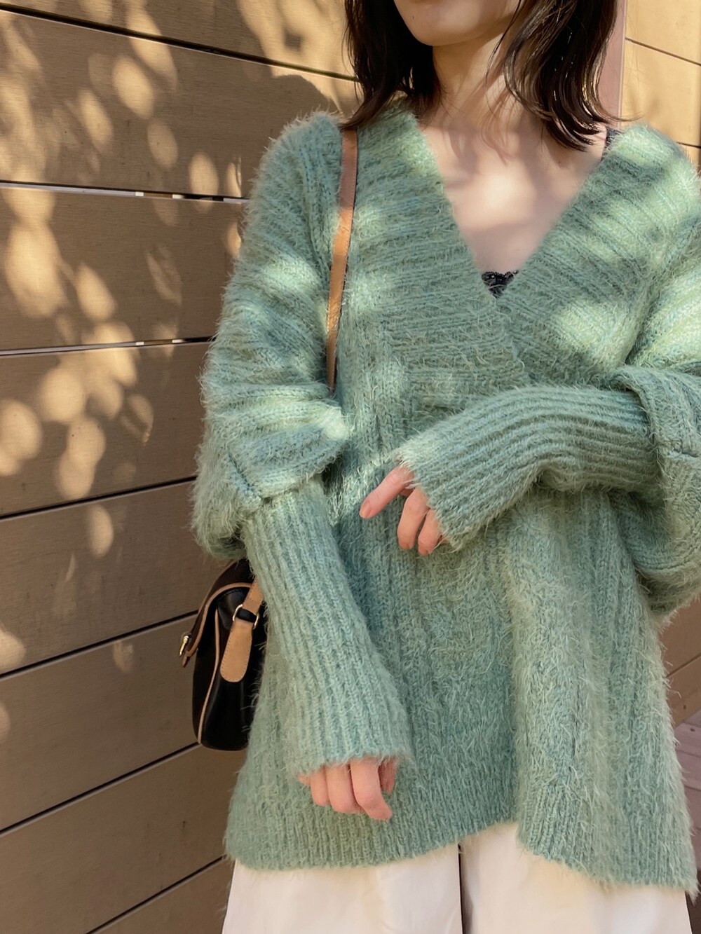 LA BELLE ETUDEさんの「フェザーヤーンVニット（LA BELLE ETUDE）」を使ったコーディネートの2枚目の写真