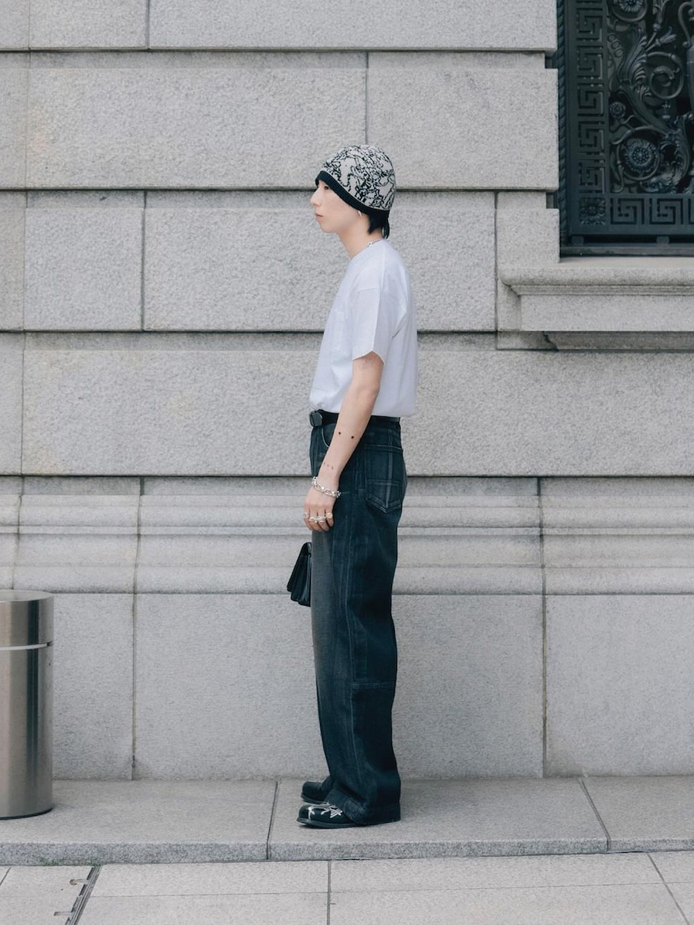 「ニット帽、Tシャツ、Tシャツ×デニム、グラフィックＴ、デニム、デニムパンツ、デニムコーデ、革靴、ドレスシューズ、ハンドバッグ、シンプルコーデ、大人カジュアル、プリントT、白Tシャツ、ミニバッグ」｜「SERAPISのアイテム（ニットキャップ/ビーニー、ホワイト系）」を使った、kanayamataiseiさん（メンズ・177cm）の春コーディネートの3枚目の写真