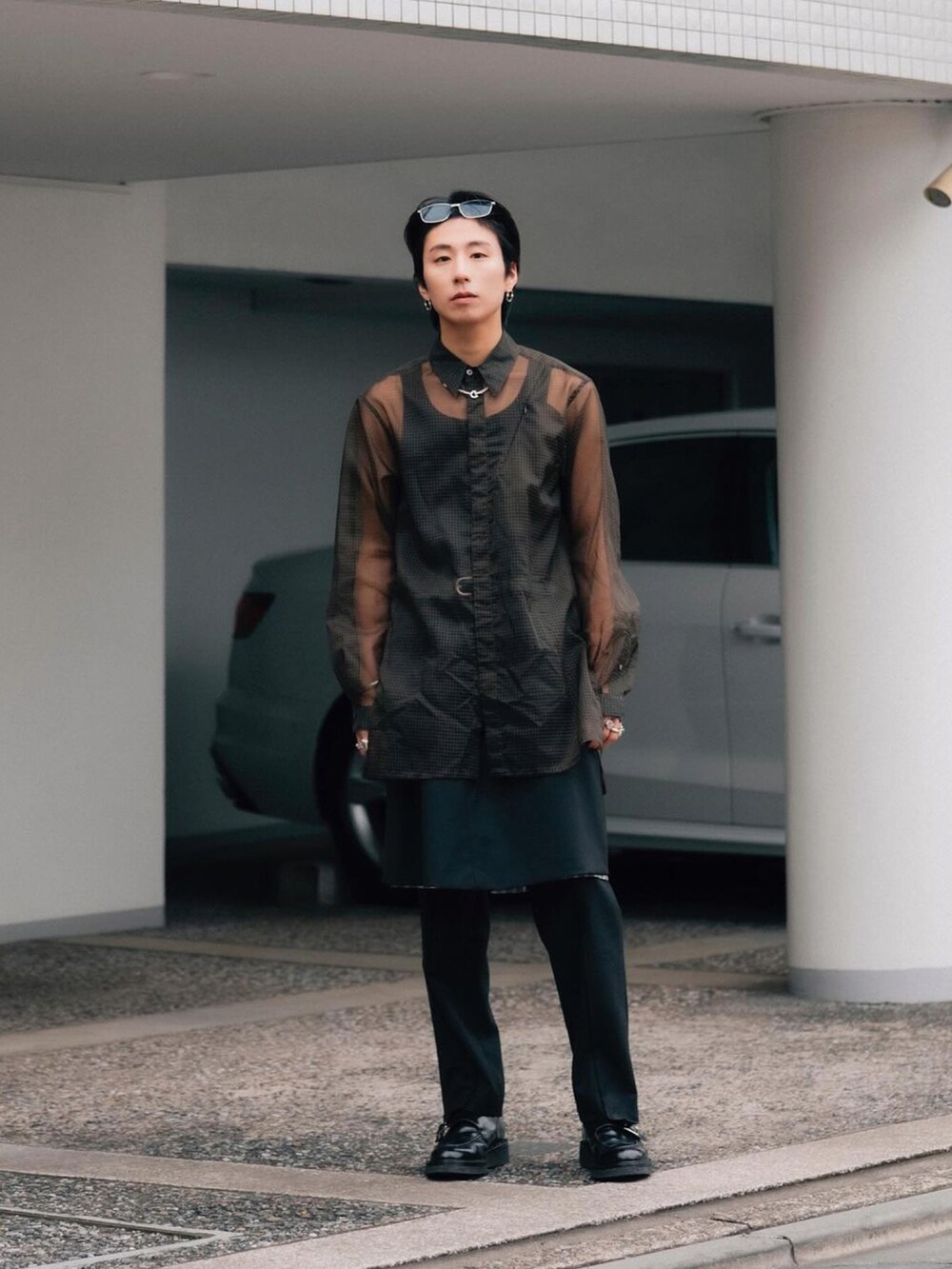 ブラック系のシャツ/ブラウス、ブラック系のパンツ、ブラック系のスラックスを着用したメンズの春コーディネートの3枚目の写真