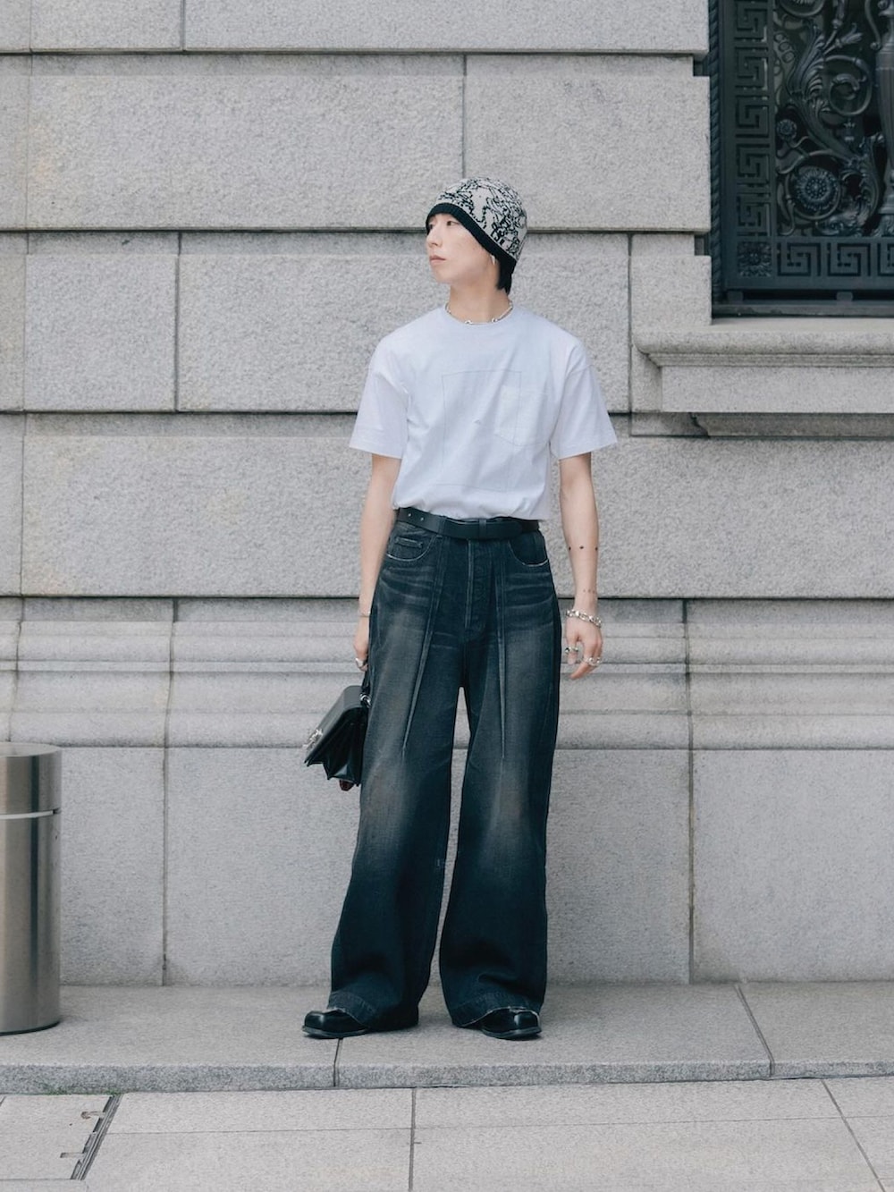 「ニット帽、Tシャツ、Tシャツ×デニム、グラフィックＴ、デニム、デニムパンツ、デニムコーデ、革靴、ドレスシューズ、ハンドバッグ、シンプルコーデ、大人カジュアル、プリントT、白Tシャツ、ミニバッグ」｜「SERAPISのアイテム（ニットキャップ/ビーニー、ホワイト系）」を使った、kanayamataiseiさん（メンズ・177cm）の春コーディネートの4枚目の写真