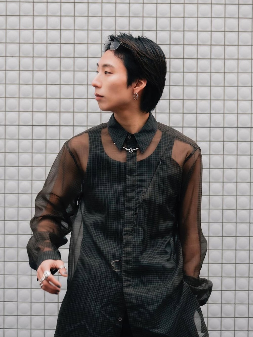 ブラック系のシャツ/ブラウス、ブラック系のパンツ、ブラック系のスラックスを着用したメンズの春コーディネートの4枚目の写真