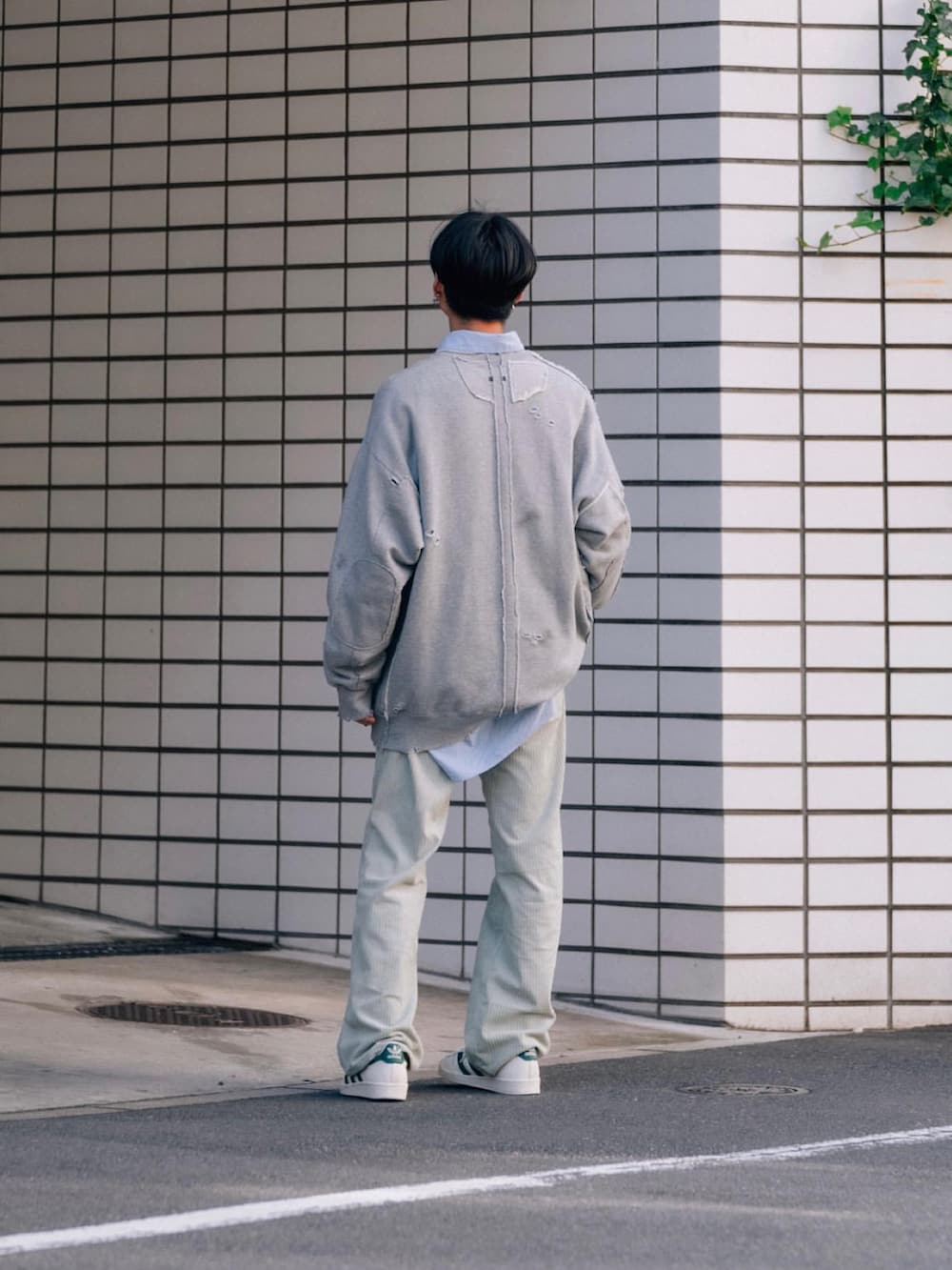 「眼鏡、めがね、スウェット、シャツ、フレアパンツ、コーデュロイパンツ、コーデュロイ、スニーカー、白スニーカー、秋冬コーデ、大人カジュアル、シンプル、スニーカーコーデ、シャツスタイル、きれいめカジュアル」｜「steinのアイテム（スウェット、グレー系）」を使った、kanayamataiseiさん（メンズ・177cm）の冬コーディネートの3枚目の写真