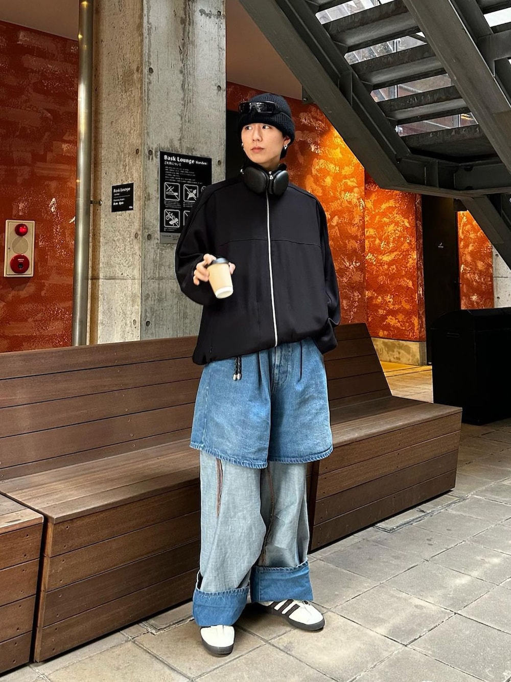 「ニット帽、ビーニー、サングラス、トラックジャケット、デニム、デニムパンツ、デニムコーデ、スニーカー、スニーカーコーデ、春服、メンズコーデ、おでかけコーデ、オトナカジュアル、スポーツミックス、カジュアルコーデ」｜「08sircusのアイテム（その他アウター、ブラック系）」を使った、kanayamataiseiさん（メンズ・177cm）の冬コーディネートの4枚目の写真