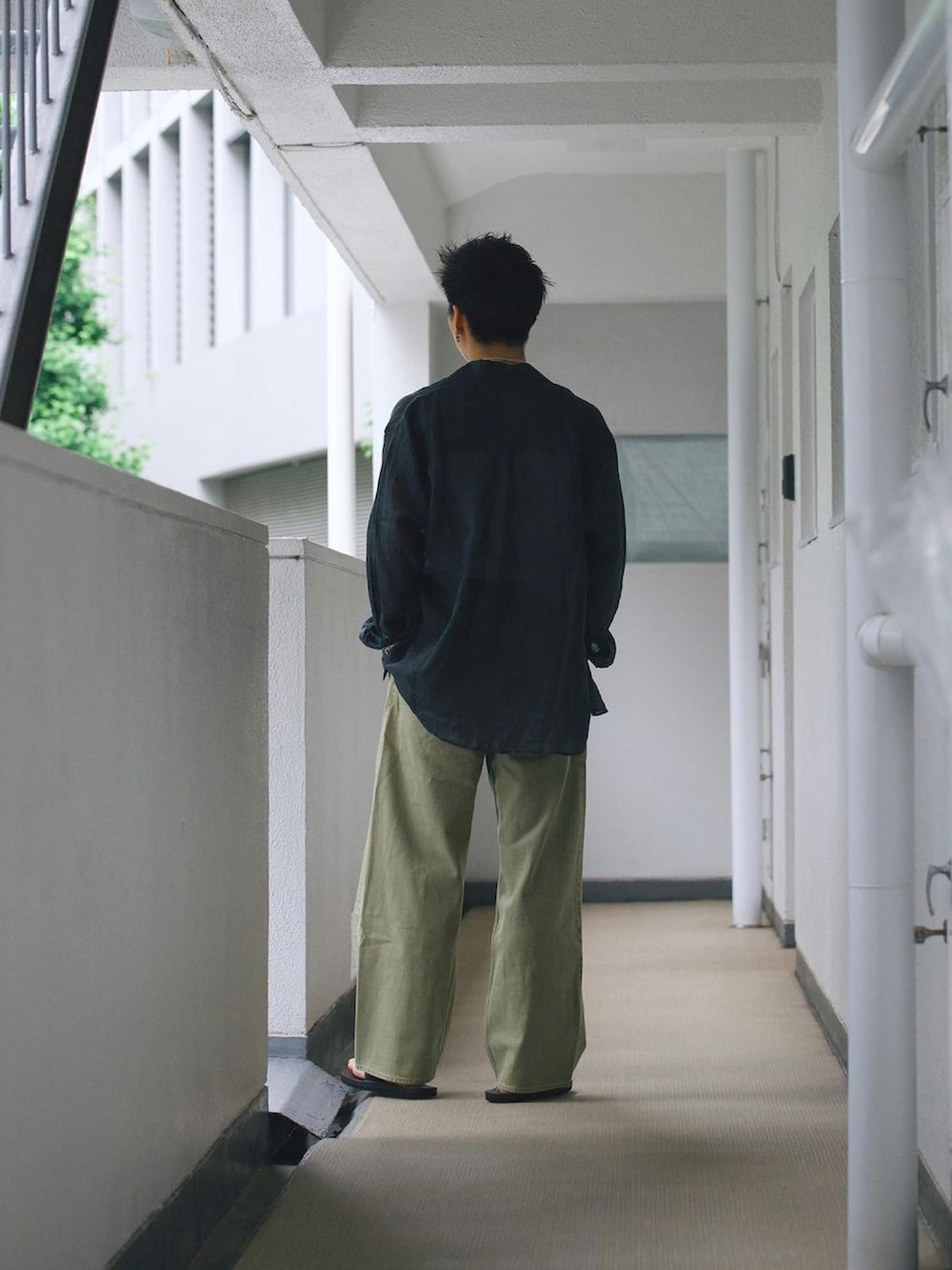「シャツスタイル、シャツ、シャツコーデ、シャツ好き集まれ、タンクトップ、デニム、デニムパンツ、デニムコーデ、サンダル、サンダルコーデ、大人コーデ、オトナカジュアル、メンズファッション、キレイめカジュアル、淡色コーデ」｜「Commissionのアイテム（タンクトップ、ホワイト系）」を使った、kanayamataiseiさん（メンズ・177cm）の夏コーディネートの3枚目の写真
