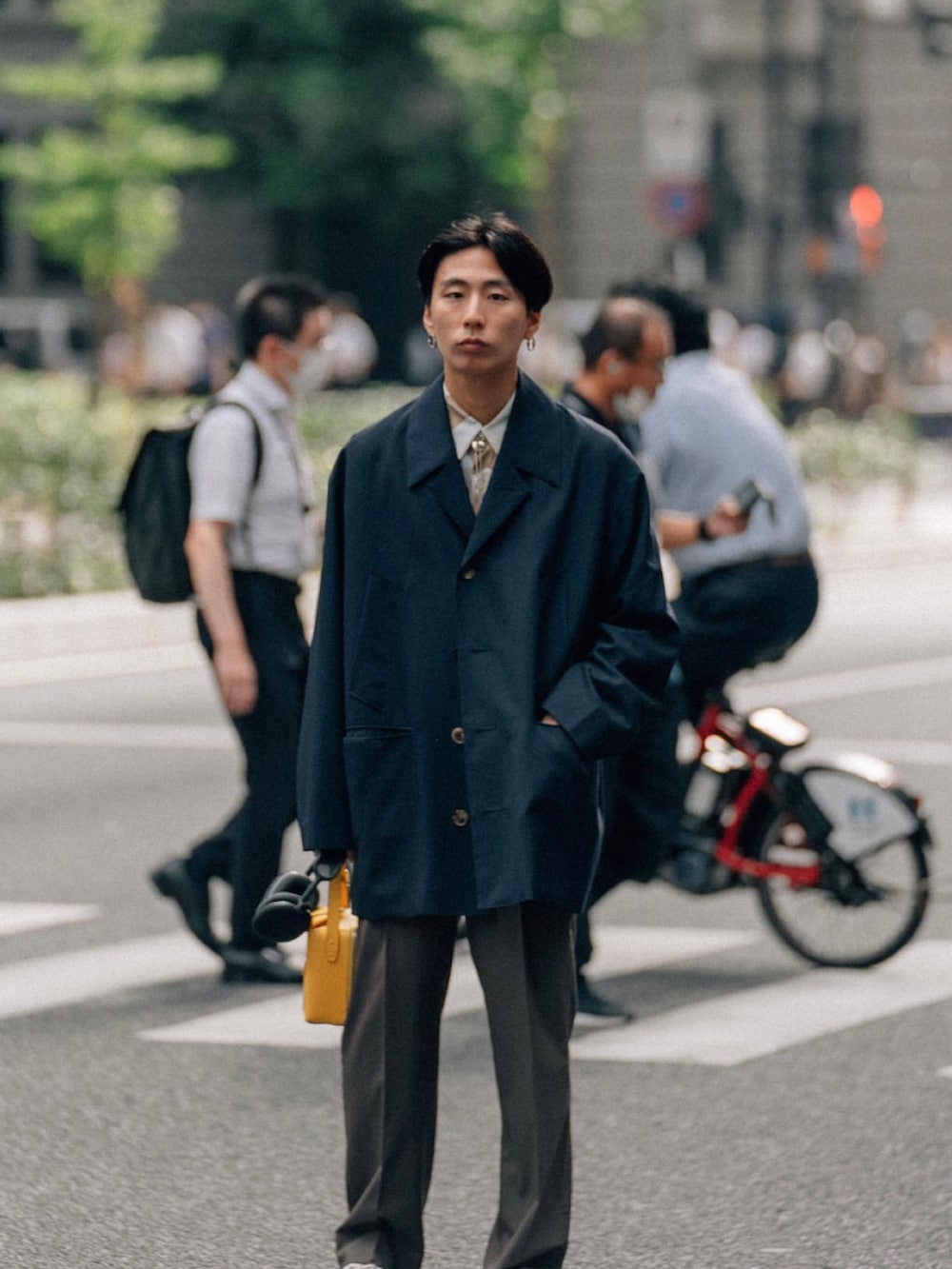 「秋ルック紹介するよ、ヘッドホン、ジャケット、シャツ、柄シャツ、スラックス、バッグ、レザーバッグ、スニーカー、白スニーカー、きれいめカジュアル、大人カジュアル、スニーカーコーデ、秋、アースカラー」｜「SUBLATIONSのアイテム（テーラードジャケット、ブルー系）」を使った、kanayamataiseiさん（メンズ・177cm）の秋コーディネートの4枚目の写真