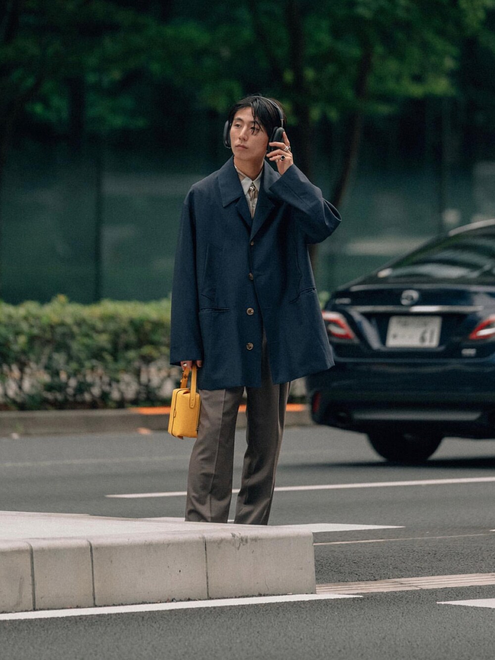 「秋ルック紹介するよ、ヘッドホン、ジャケット、シャツ、柄シャツ、スラックス、バッグ、レザーバッグ、スニーカー、白スニーカー、きれいめカジュアル、大人カジュアル、スニーカーコーデ、秋、アースカラー」｜「SUBLATIONSのアイテム（テーラードジャケット、ブルー系）」を使った、kanayamataiseiさん（メンズ・177cm）の秋コーディネートの2枚目の写真