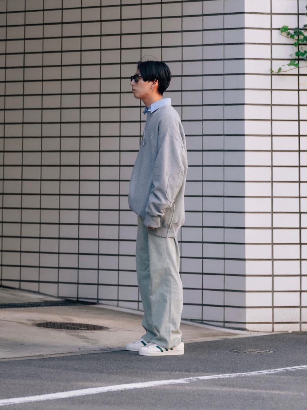 「眼鏡、めがね、スウェット、シャツ、フレアパンツ、コーデュロイパンツ、コーデュロイ、スニーカー、白スニーカー、秋冬コーデ、大人カジュアル、シンプル、スニーカーコーデ、シャツスタイル、きれいめカジュアル」｜「steinのアイテム（スウェット、グレー系）」を使った、kanayamataiseiさん（メンズ・177cm）の冬コーディネートの2枚目の写真