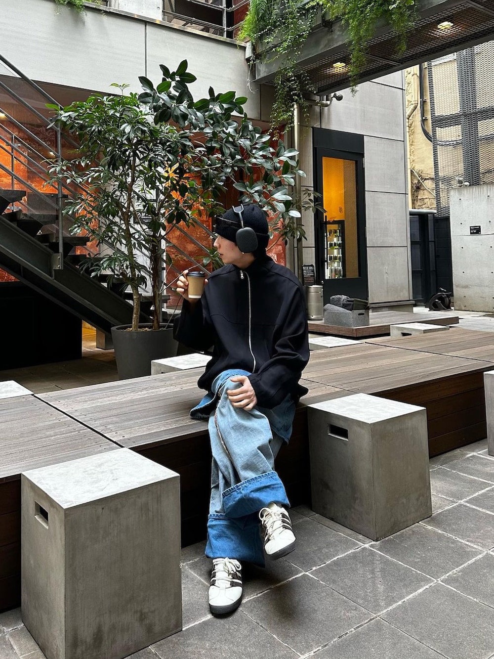「ニット帽、ビーニー、サングラス、トラックジャケット、デニム、デニムパンツ、デニムコーデ、スニーカー、スニーカーコーデ、春服、メンズコーデ、おでかけコーデ、オトナカジュアル、スポーツミックス、カジュアルコーデ」｜「08sircusのアイテム（その他アウター、ブラック系）」を使った、kanayamataiseiさん（メンズ・177cm）の冬コーディネートの5枚目の写真