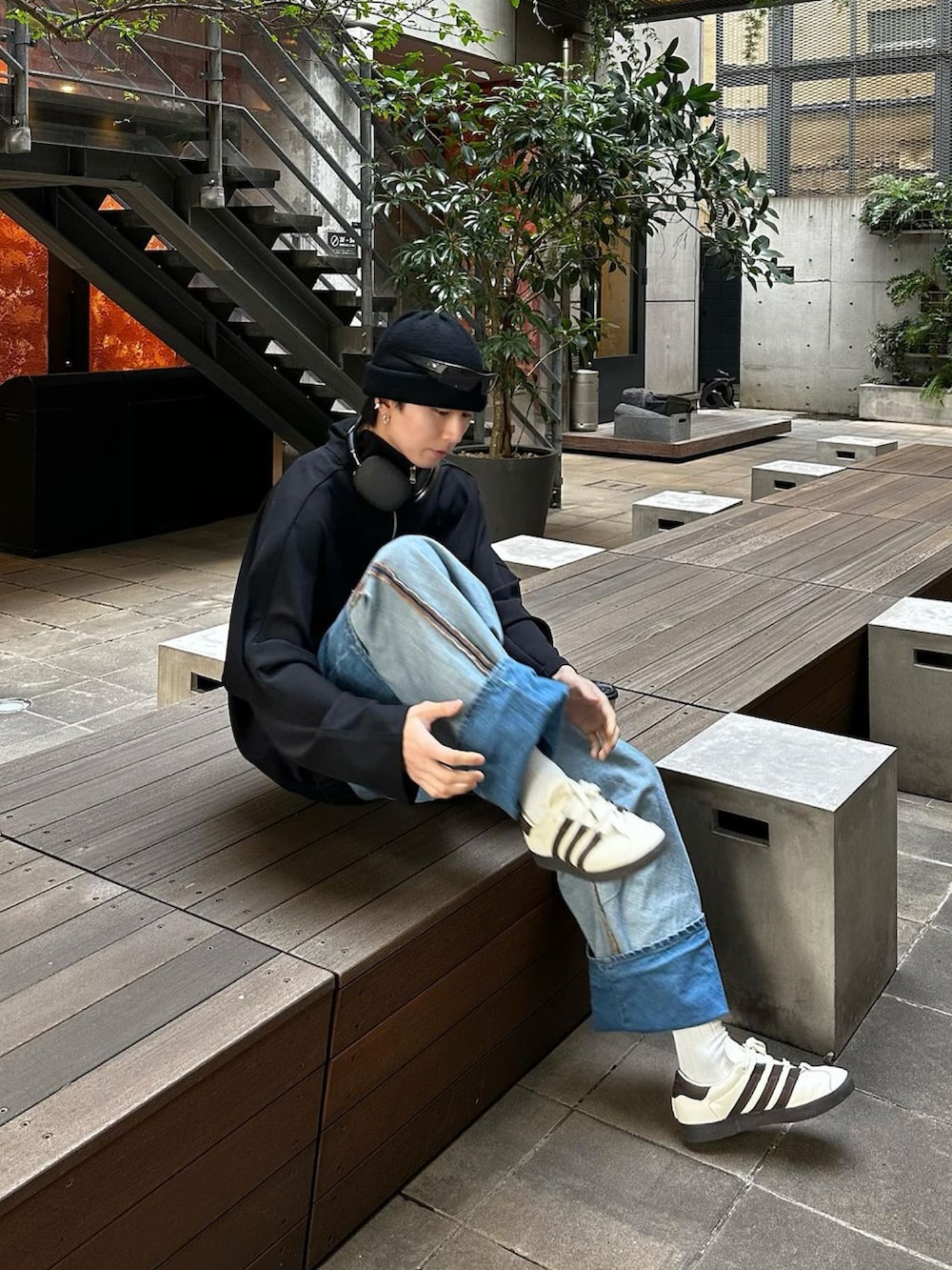 「ニット帽、ビーニー、サングラス、トラックジャケット、デニム、デニムパンツ、デニムコーデ、スニーカー、スニーカーコーデ、春服、メンズコーデ、おでかけコーデ、オトナカジュアル、スポーツミックス、カジュアルコーデ」｜「08sircusのアイテム（その他アウター、ブラック系）」を使った、kanayamataiseiさん（メンズ・177cm）の冬コーディネートの2枚目の写真