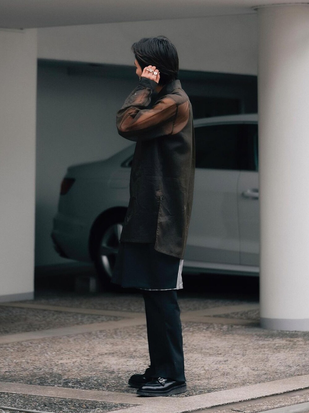 ブラック系のシャツ/ブラウス、ブラック系のパンツ、ブラック系のスラックスを着用したメンズの春コーディネートの2枚目の写真