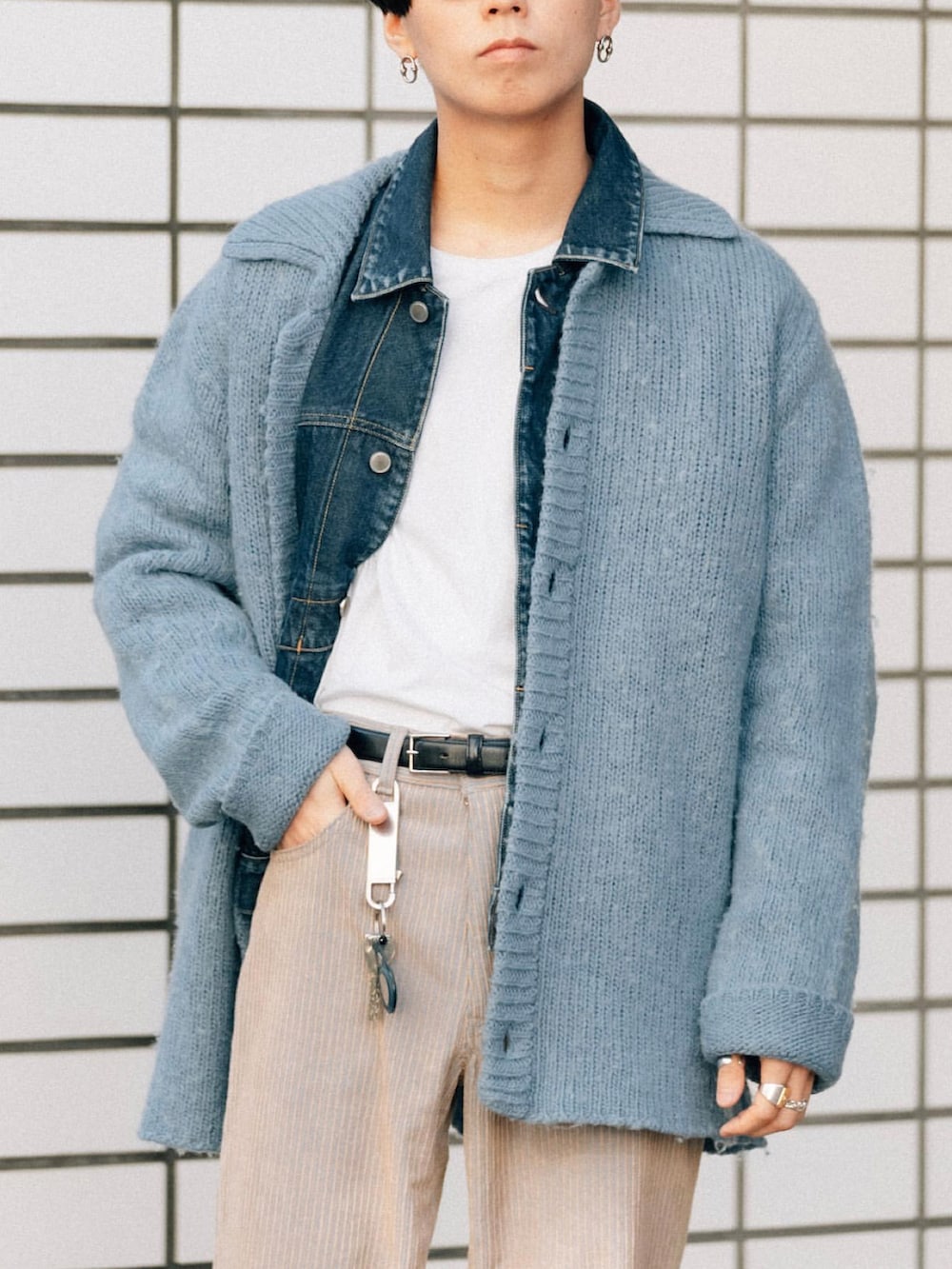 ブルー系のカーディガン/ボレロ、ブルー系のデニムジャケット、ベージュ系のパンツを着用したメンズの秋コーディネートの3枚目の写真