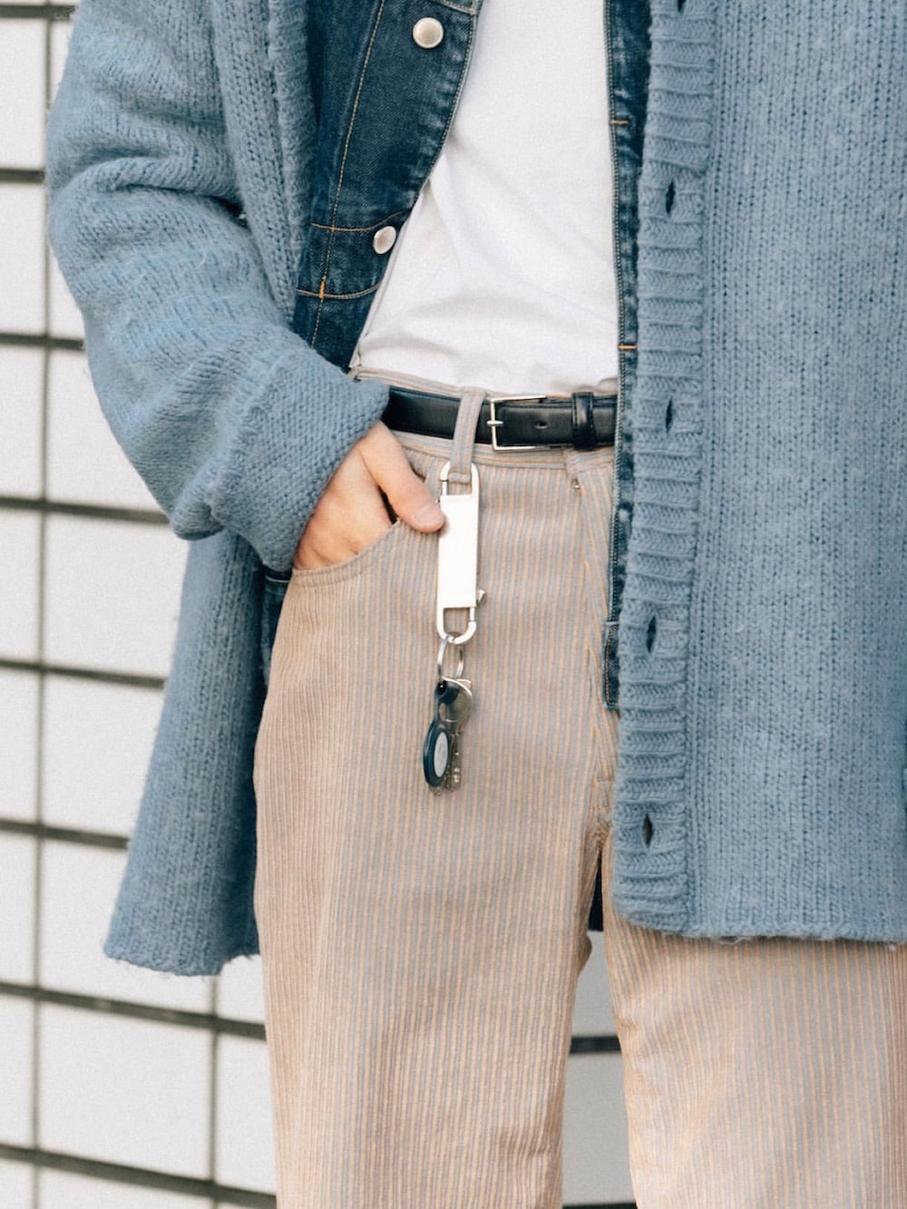 ブルー系のカーディガン/ボレロ、ブルー系のデニムジャケット、ベージュ系のパンツを着用したメンズの秋コーディネートの4枚目の写真