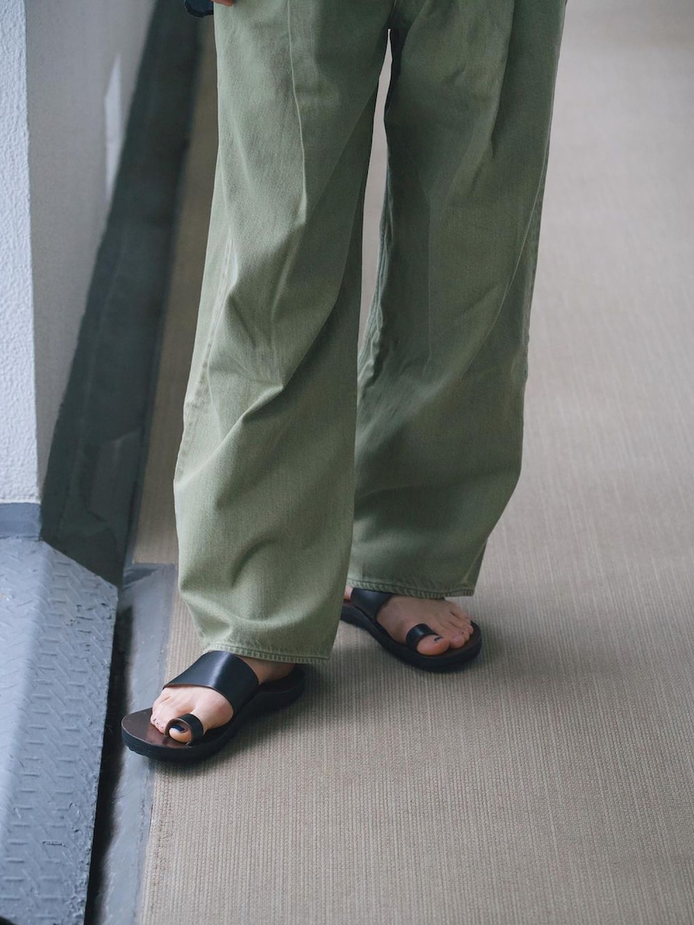 「シャツスタイル、シャツ、シャツコーデ、シャツ好き集まれ、タンクトップ、デニム、デニムパンツ、デニムコーデ、サンダル、サンダルコーデ、大人コーデ、オトナカジュアル、メンズファッション、キレイめカジュアル、淡色コーデ」｜「Commissionのアイテム（タンクトップ、ホワイト系）」を使った、kanayamataiseiさん（メンズ・177cm）の夏コーディネートの5枚目の写真