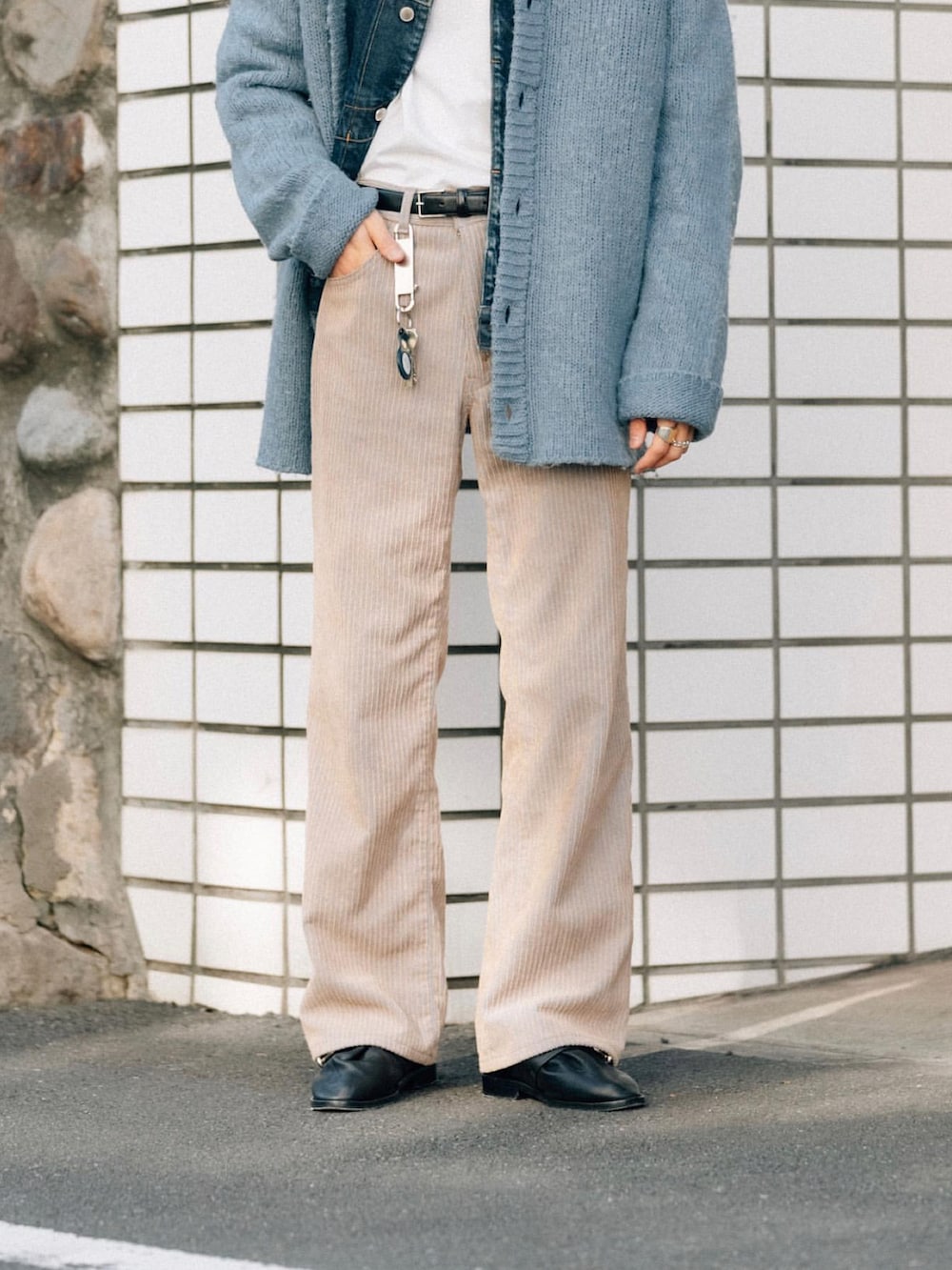 ブルー系のカーディガン/ボレロ、ブルー系のデニムジャケット、ベージュ系のパンツを着用したメンズの秋コーディネートの5枚目の写真
