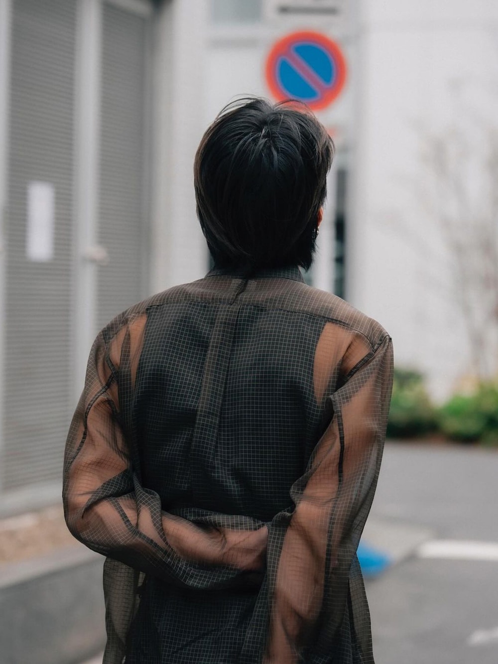 ブラック系のシャツ/ブラウス、ブラック系のパンツ、ブラック系のスラックスを着用したメンズの春コーディネートの5枚目の写真