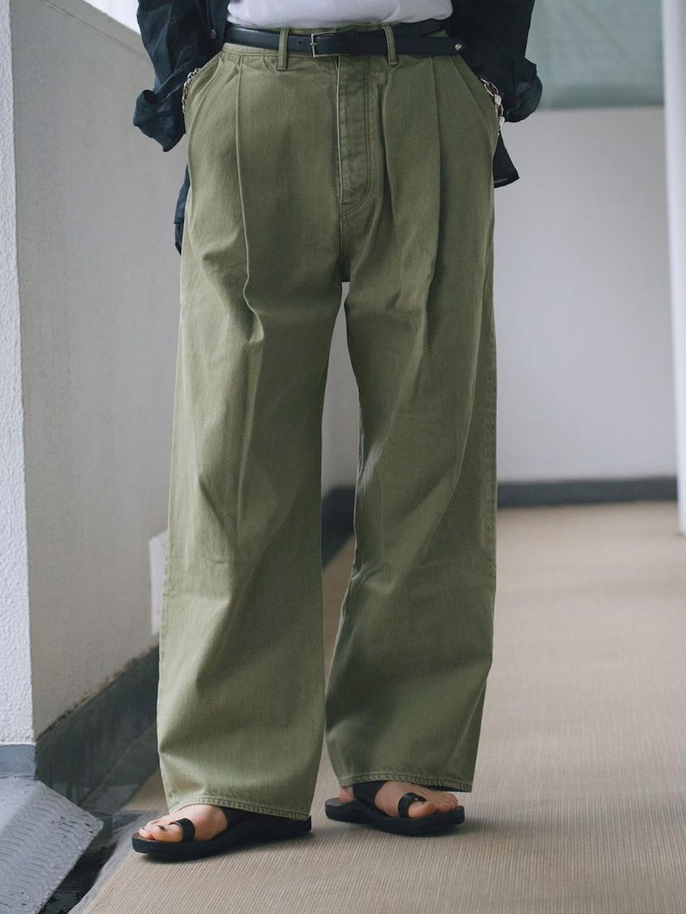 「シャツスタイル、シャツ、シャツコーデ、シャツ好き集まれ、タンクトップ、デニム、デニムパンツ、デニムコーデ、サンダル、サンダルコーデ、大人コーデ、オトナカジュアル、メンズファッション、キレイめカジュアル、淡色コーデ」｜「Commissionのアイテム（タンクトップ、ホワイト系）」を使った、kanayamataiseiさん（メンズ・177cm）の夏コーディネートの4枚目の写真