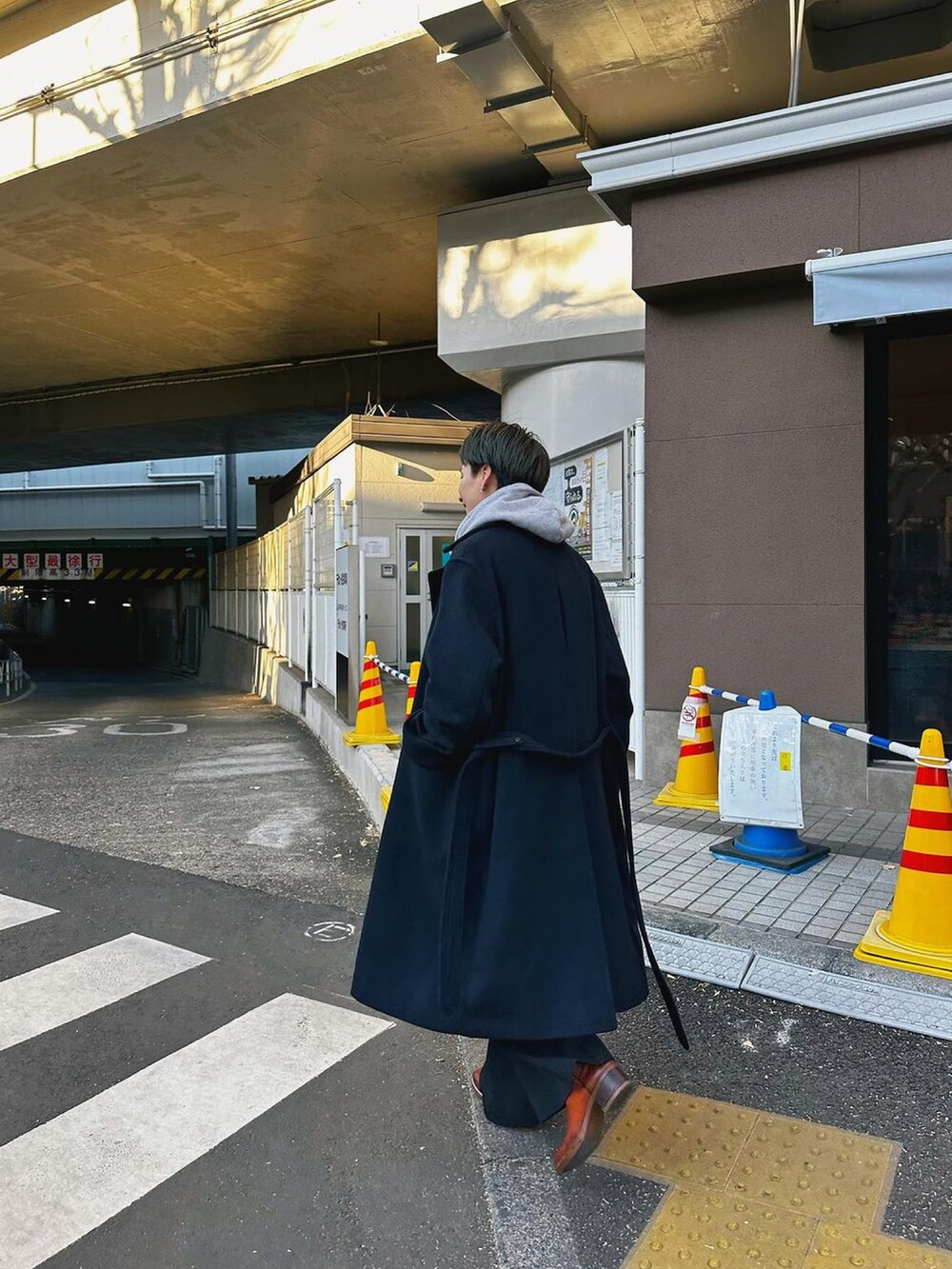 「コート、パーカー、シャツスタイル、シャツ、シャツコーデ、シャツ好き集まれ、スラックス、ブーツ、ブーツスタイル、レイヤードスタイル、レイヤード、古着MIX、古着、古着コーデ、休日コーデ」｜「blurhmsのアイテム（トレンチコート、ブルー系）」を使った、kanayamataiseiさん（メンズ・177cm）の冬コーディネートの2枚目の写真