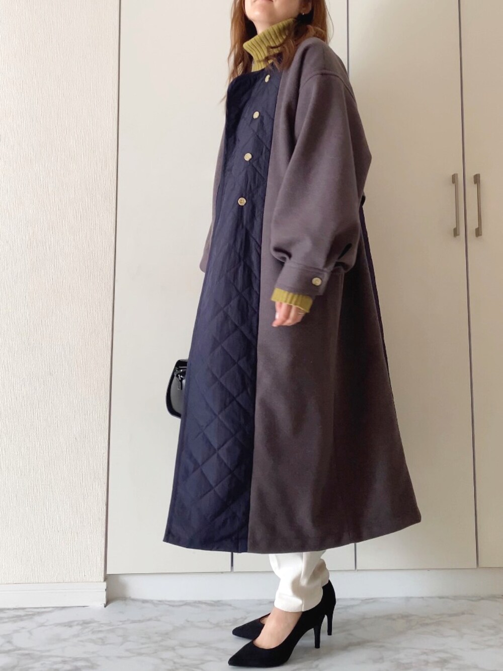 「notch.、クリスマスに着たい服、アシンメトリー、ロングコート、ママコーデ、タートルネック、パンツスタイル、スウェットパンツ、きれいめカジュアル、大人カジュアル、パンプス」｜「notch.のアシメキルティング配色コート（ノーカラーコート、ブラウン系）」を使った、NAnaさん（レディース・158cm）の冬コーディネートの3枚目の写真