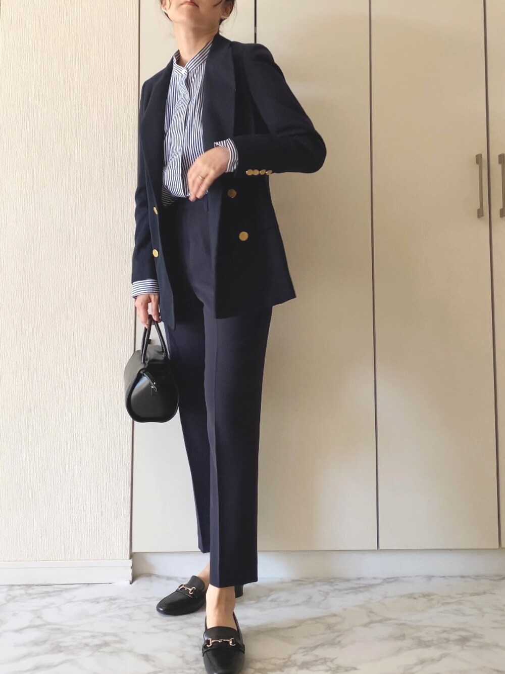 ブルー系のシャツ/ブラウス、ブルー系のテーラードジャケット、ブルー系のその他パンツを着用したレディースの冬コーディネートの2枚目の写真