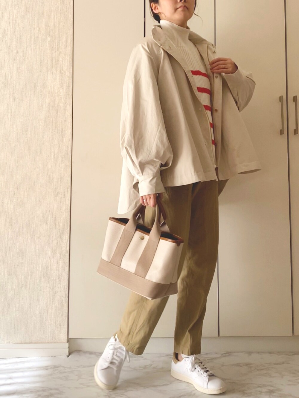 「今日のコーデ、マウンテンパーカー、Emmataylor、styledoor、オトナ女子、ボーダー、ベイカーパンツ、チノパン、春、ママコーデ、着回しコーデ、白スニーカー」｜「Emma Taylorの【2022撥水防汚加工・花粉ガード】3WAYフレアーマウンテンパーカー（マウンテンパーカー、ベージュ系）」を使った、NAnaさん（レディース・158cm）の冬コーディネートの2枚目の写真
