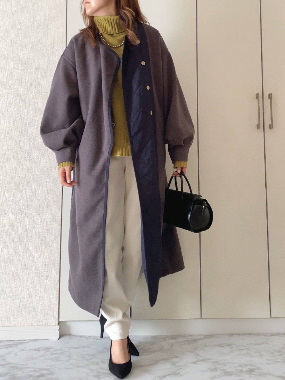 「notch.、クリスマスに着たい服、アシンメトリー、ロングコート、ママコーデ、タートルネック、パンツスタイル、スウェットパンツ、きれいめカジュアル、大人カジュアル、パンプス」｜「notch.のアシメキルティング配色コート（ノーカラーコート、ブラウン系）」を使った、NAnaさん（レディース・158cm）の冬コーディネートの2枚目の写真