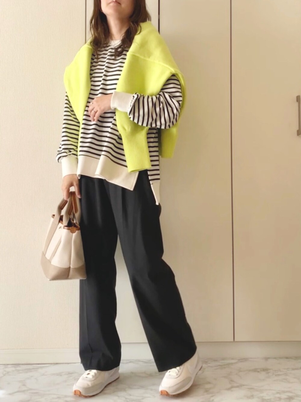 「春コーデ、ボーダートップス、ボーダー、レカ(reca)、reca、ママコーデ、ワイトパンツ、白スニーカー、カーディガン、肩掛けカーデ、トートバッグ、春カラー、きれいめカジュアル」|「recaのサイドスリットボーダートップス(Tシャツ/カットソー、ブラック系)」を使った、NAnaさん(レディース・158cm)の冬コーディネートの3枚目の写真