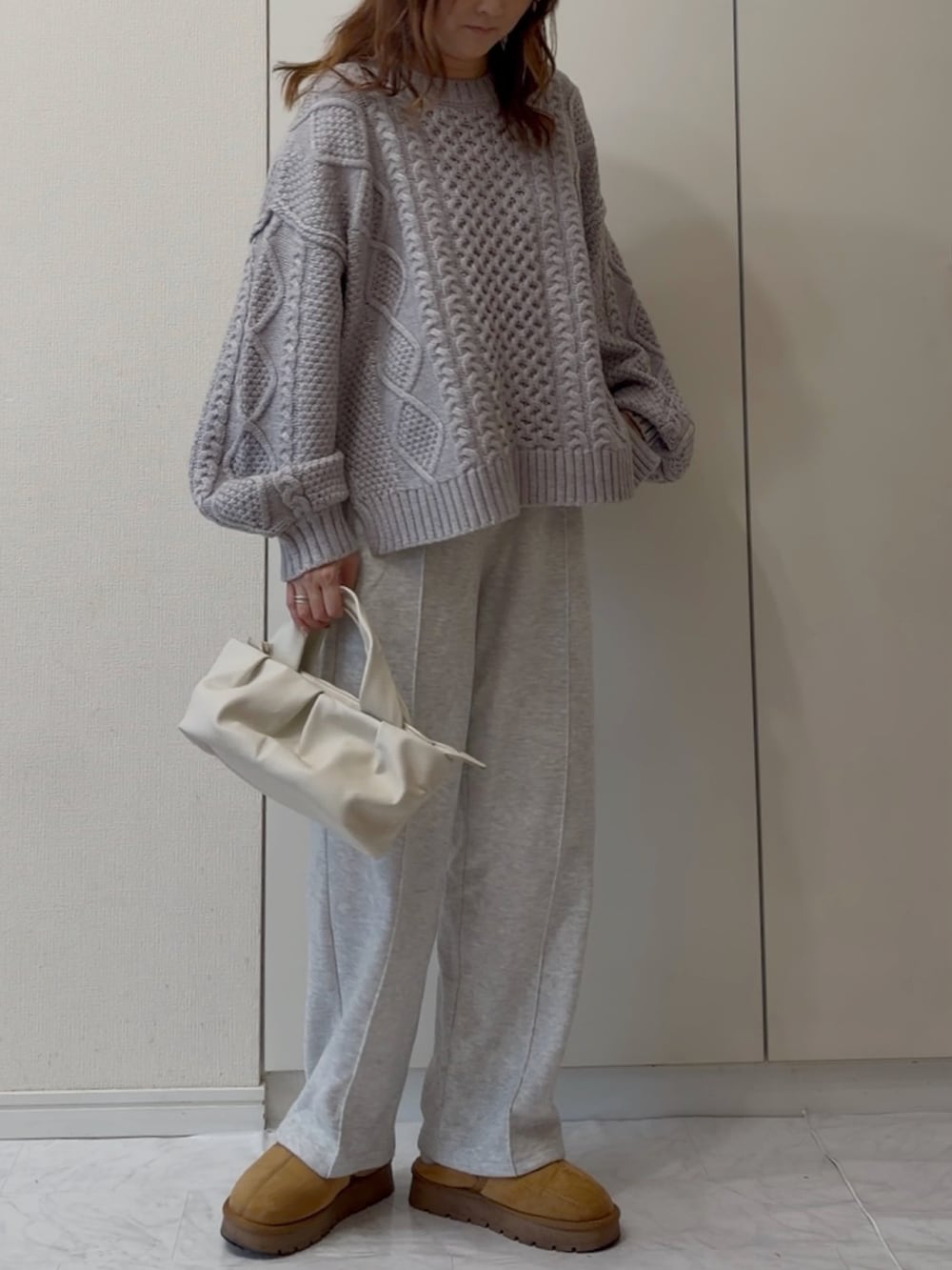 グレー系のニット/セーター、イエロー系のスニーカーを着用したレディースの冬コーディネートの3枚目の写真