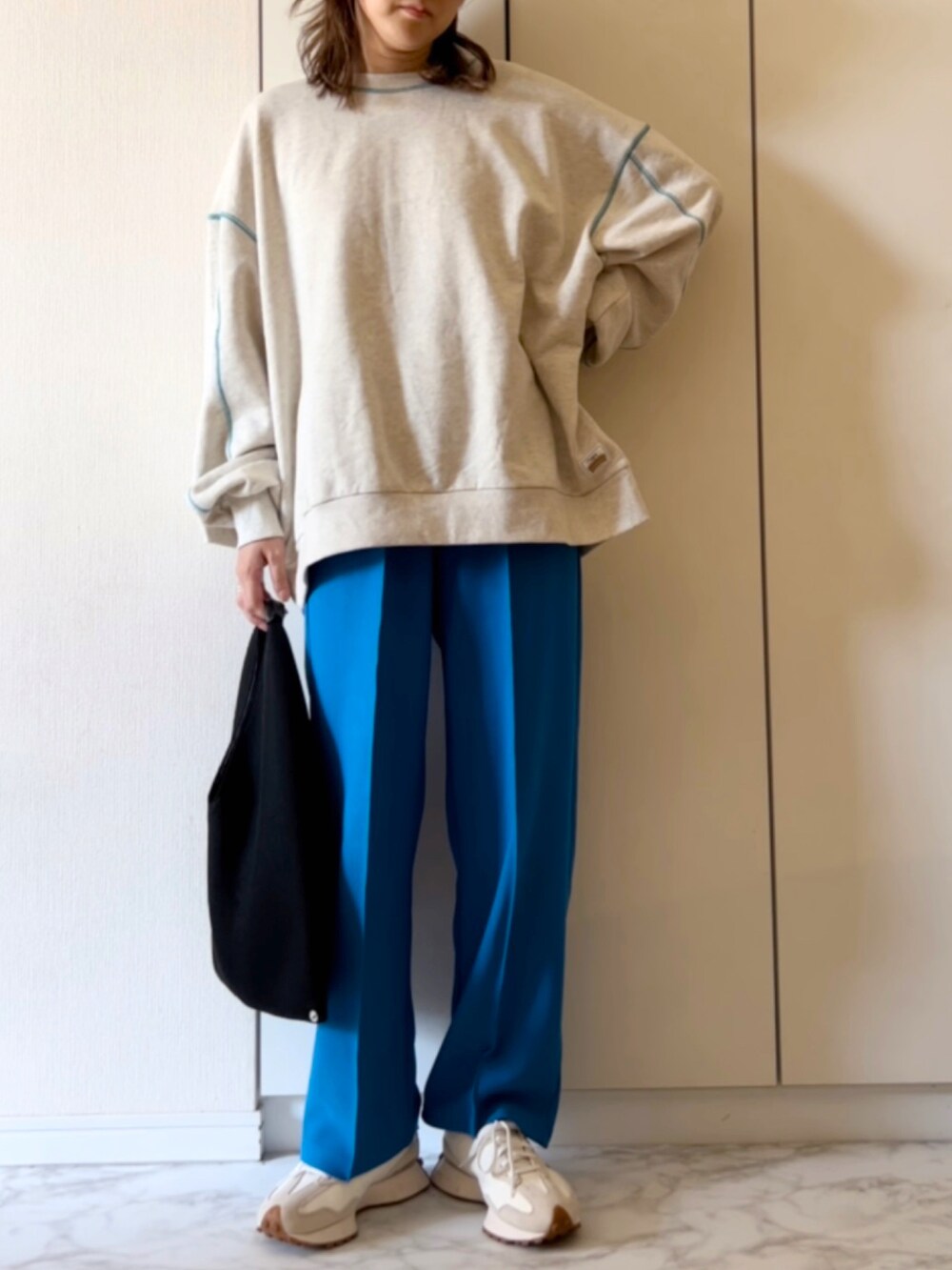 「カジュアルコーデ、ラクチンコーデ、休日スタイル、ママコーデ、スウェット、カラーパンツ、パンツスタイル、休日コーデ、ブルー、秋コーデ」｜「HELLO.SANFRANCISCOの【HELLO.SANFRANCISCO】配色ステッチオーバースウェット（スウェット、グレー系）」を使った、NAnaさん（レディース・158cm）の秋コーディネートの2枚目の写真