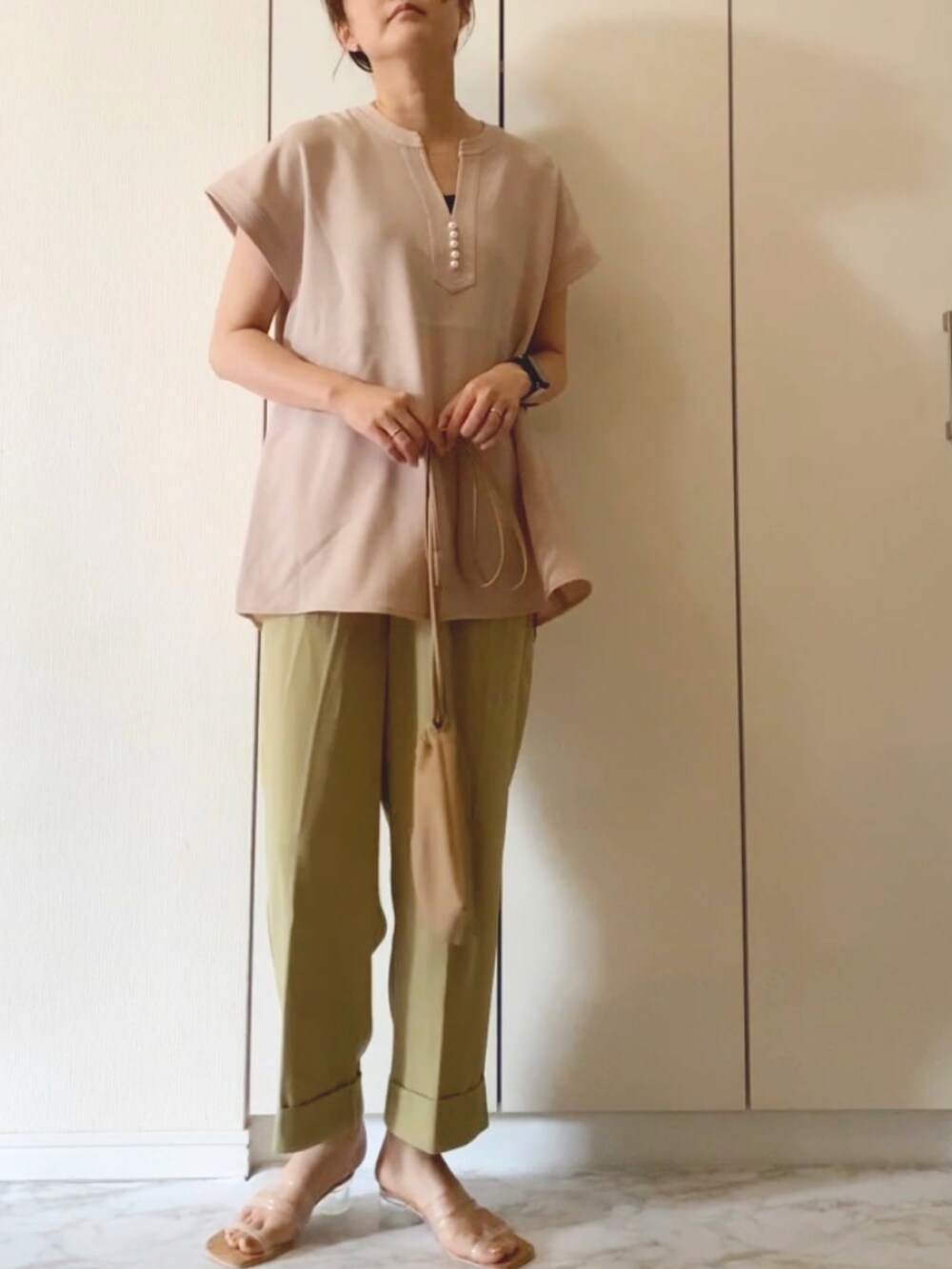 ベージュ系のシャツ/ブラウス、グリーン系のその他パンツ、その他のサンダルを着用したレディースの春コーディネートの2枚目の写真