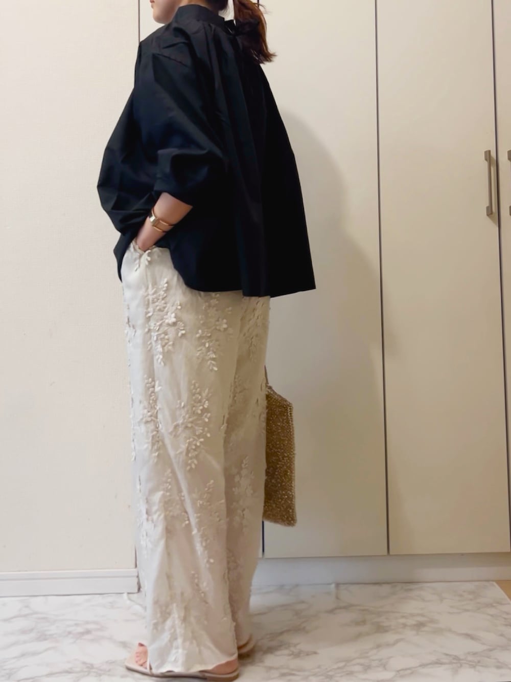 ブラック系のシャツ/ブラウス、ホワイト系のその他パンツ、シルバー系のバッグを着用したレディースの春コーディネートの3枚目の写真