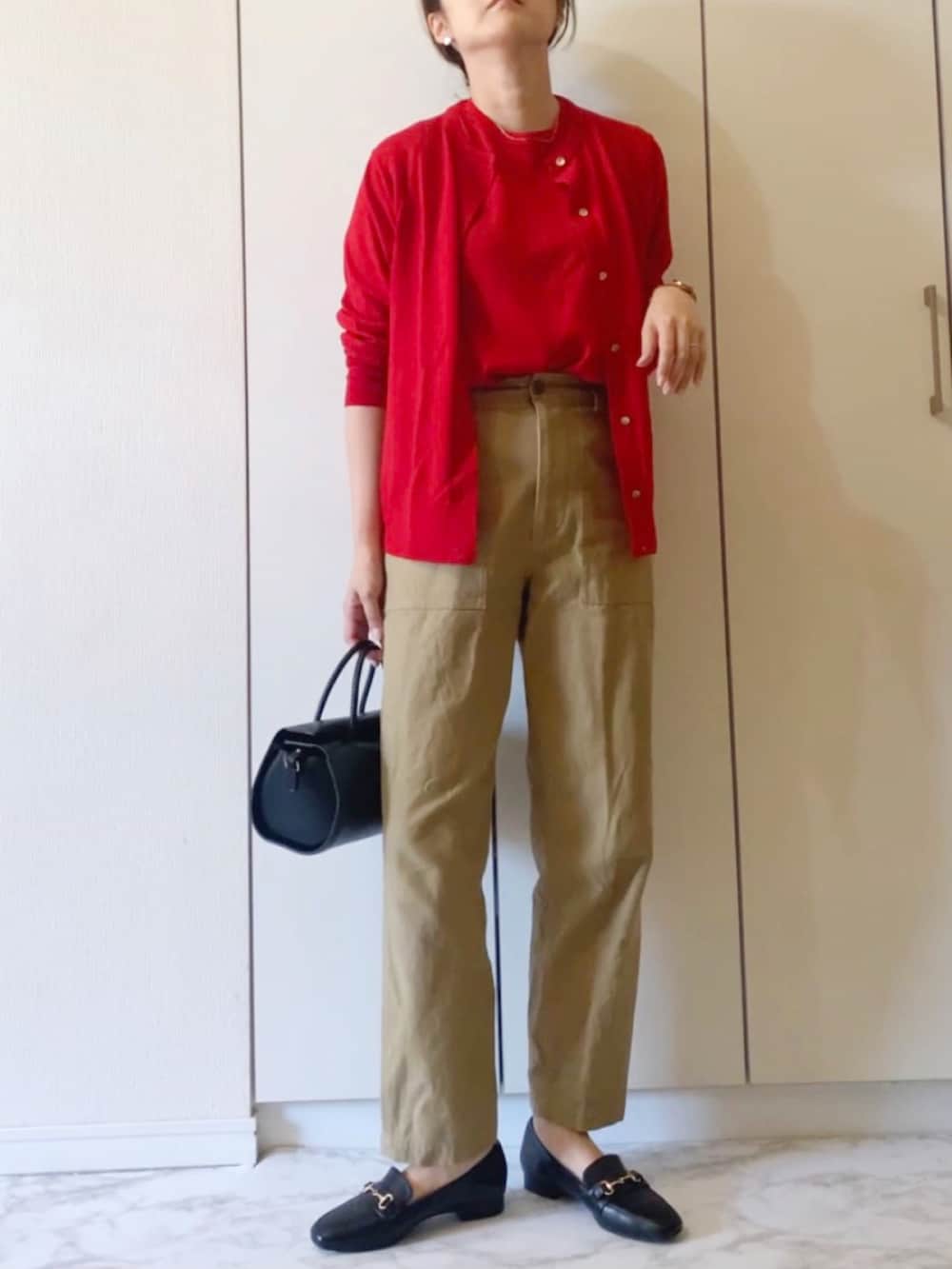 「カーディガン、ローファー、赤、ベイカーパンツ、きれいめカジュアル、ベージュパンツ、秋服、アンサンブル、ママコーデ、オトナカジュアル、anq.」｜「IENAのALBA クルーネックアンサンブル◆（アンサンブル、レッド系）」を使った、NAnaさん（レディース・158cm）の秋コーディネートの2枚目の写真