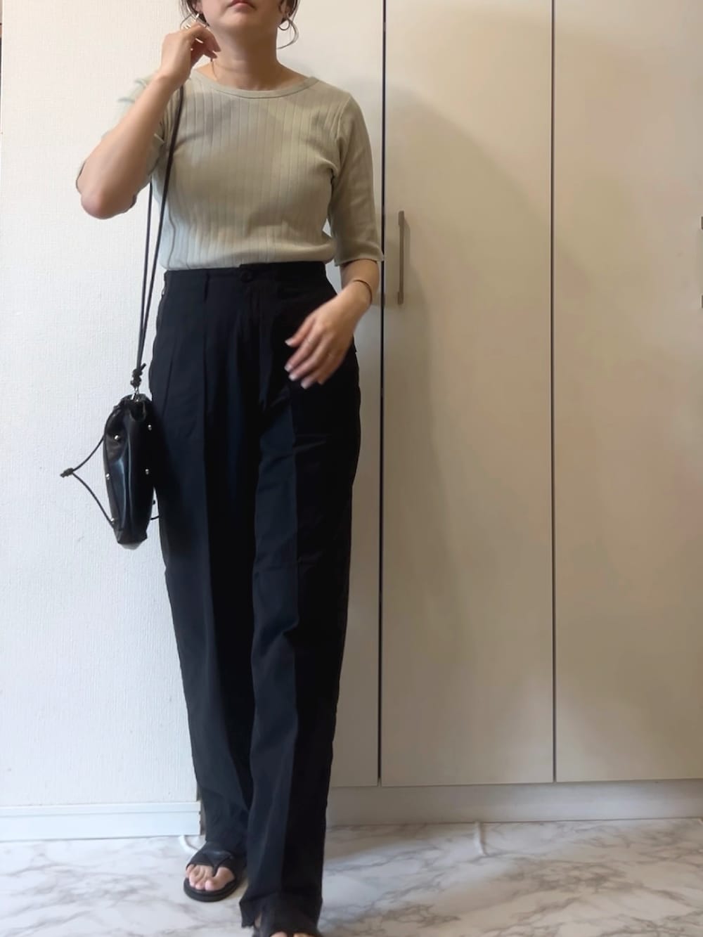 「PR、omnes、オムネス、リブT、ベイカーパンツ、夏コーデ、ラクチンコーデ、シンプルカジュアル、梅雨、40代ファッション」｜「OMNESの【接触冷感】リブ5分袖Tシャツ（Tシャツ/カットソー、ベージュ系）」を使った、NAnaさん（骨格ストレート・レディース・158cm）の夏コーディネートの2枚目の写真