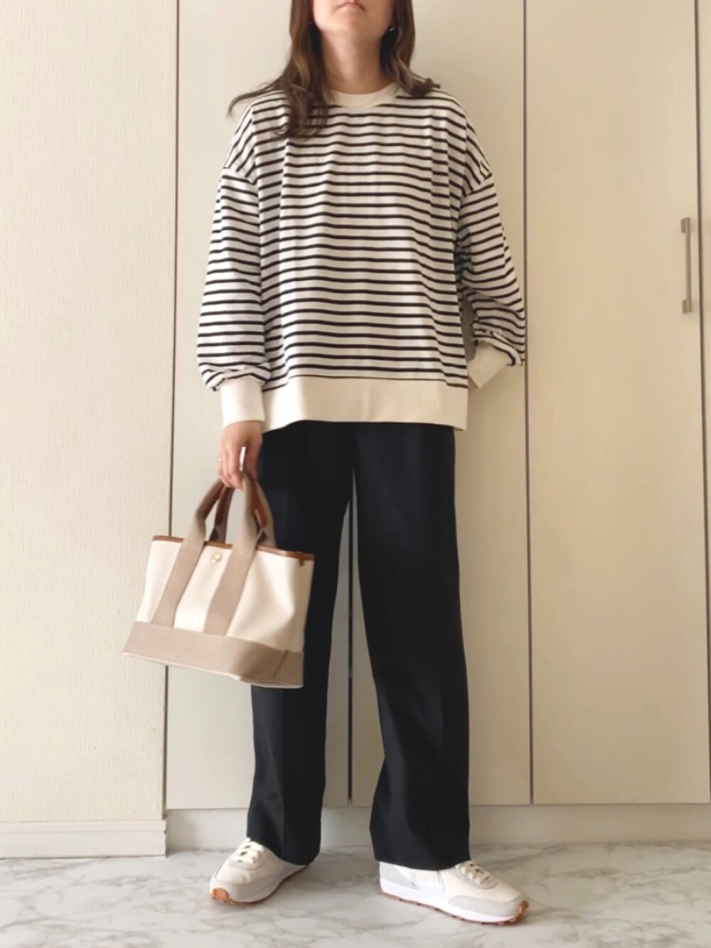 「春コーデ、ボーダートップス、ボーダー、レカ(reca)、reca、ママコーデ、ワイトパンツ、白スニーカー、カーディガン、肩掛けカーデ、トートバッグ、春カラー、きれいめカジュアル」|「recaのサイドスリットボーダートップス(Tシャツ/カットソー、ブラック系)」を使った、NAnaさん(レディース・158cm)の冬コーディネートの2枚目の写真