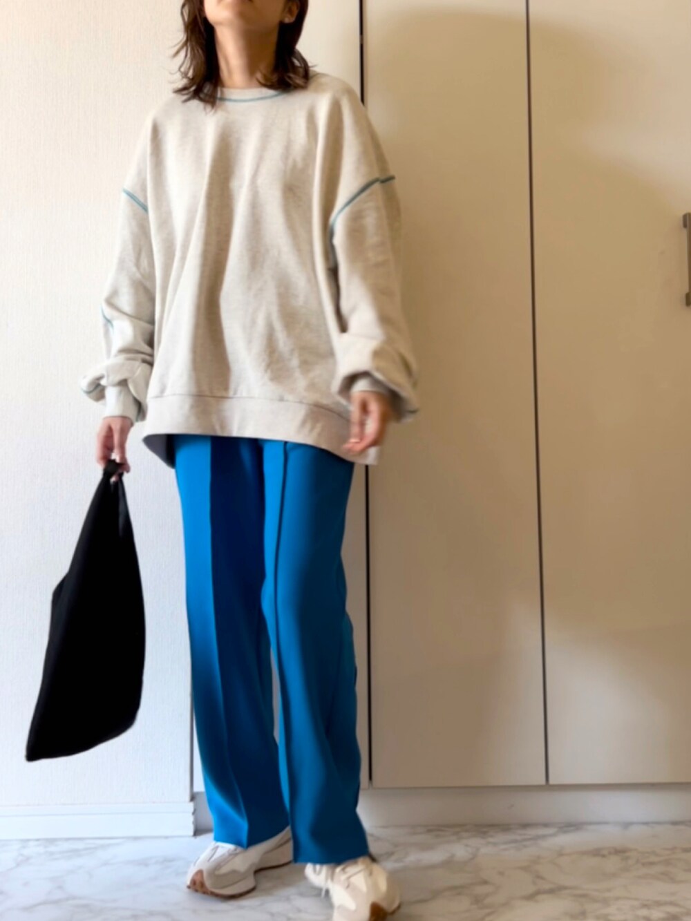 「カジュアルコーデ、ラクチンコーデ、休日スタイル、ママコーデ、スウェット、カラーパンツ、パンツスタイル、休日コーデ、ブルー、秋コーデ」｜「HELLO.SANFRANCISCOの【HELLO.SANFRANCISCO】配色ステッチオーバースウェット（スウェット、グレー系）」を使った、NAnaさん（レディース・158cm）の秋コーディネートの3枚目の写真