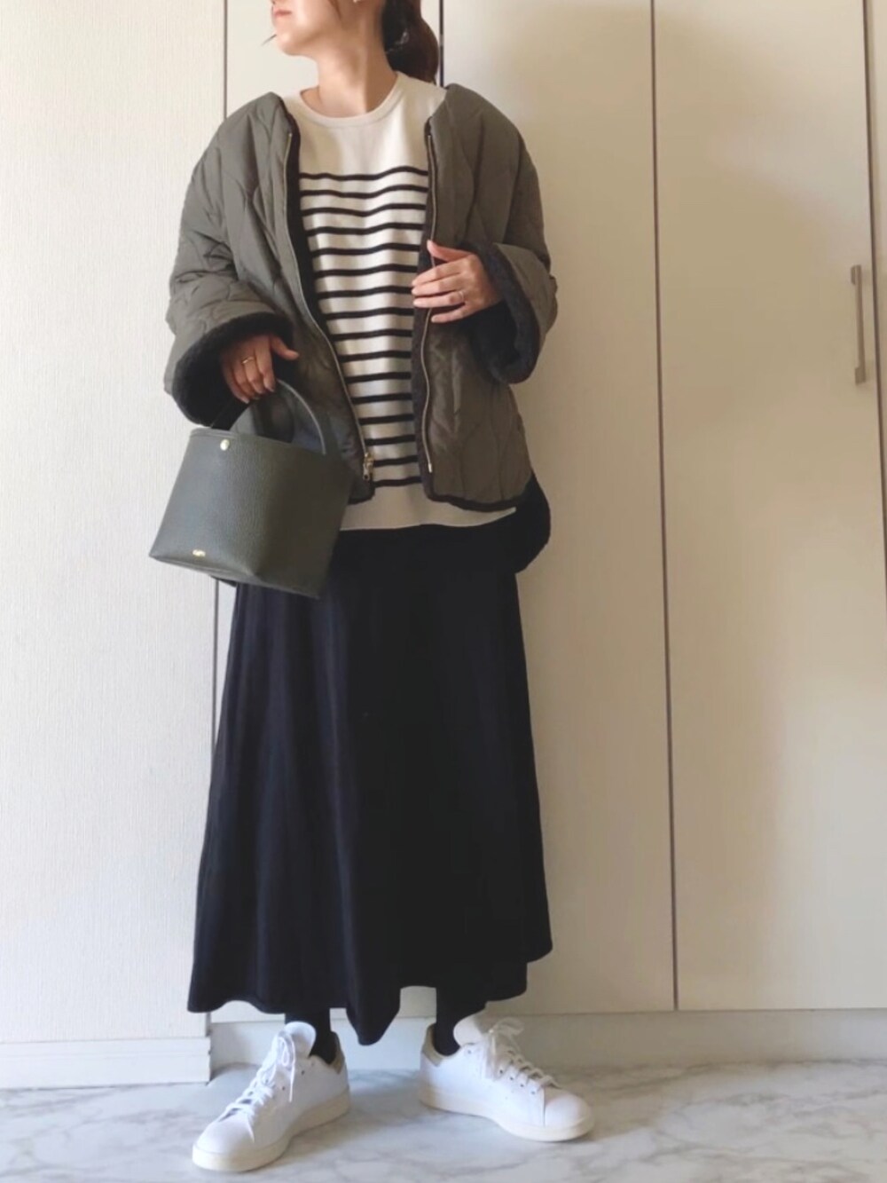 「カジュアル、ボーダー、キルティング、白スニーカー、ニットスカート、キルティングジャケット、スタンスミス、ママコーデ、MK MICHEL KLEIN、Emmataylor、MKミッシェルクラン、Ciena、styledoor」|「IENAのウールボーダークルーネックプルオーバー◆(ニット/セーター、ブラック系)」を使った、NAnaさん(レディース・158cm)の秋コーディネートの2枚目の写真