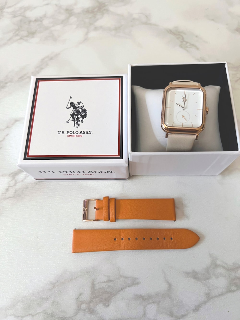 ベージュ系のその他アウター、ベージュ系のニット/セーター、ブルー系のその他パンツを着用したレディースの冬コーディネートの4枚目の写真