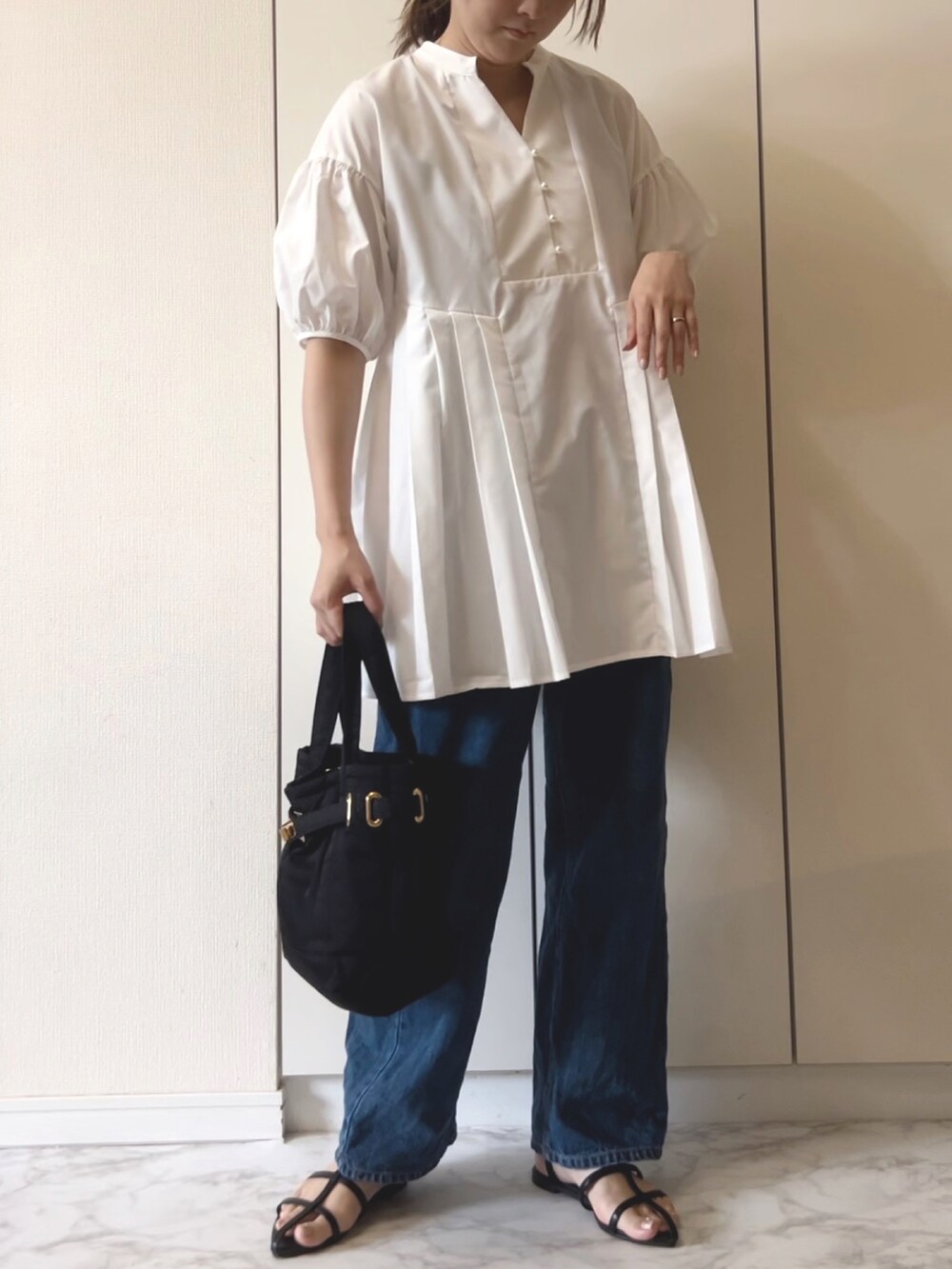 「このスタイルがお気に入り、Emmataylor、styledoor、PR、きれいめカジュアル、ブラウス、プリーツ、デニムパンツ、ママコーデ、サンダル、オトナカワイイ、夏服コーデ、大人コーデ」｜「Emma Taylorのパール釦サイドプリーツブラウス（シャツ/ブラウス、ホワイト系）」を使った、NAnaさん（レディース・158cm）の夏コーディネートの2枚目の写真