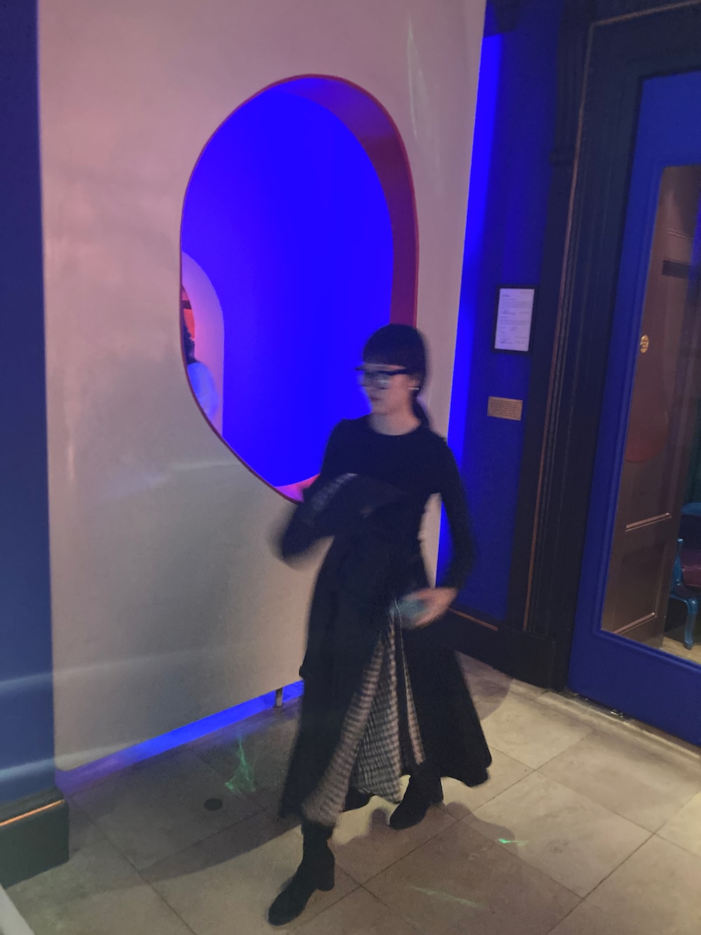 ブラック系のスカートを着用したレディースの夏コーディネートの2枚目の写真