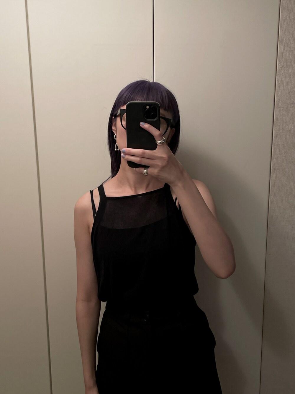 ブラック系のキャミソール、ブラック系のパンツ、ブラック系のサンダルを着用したレディースの夏コーディネートの2枚目の写真