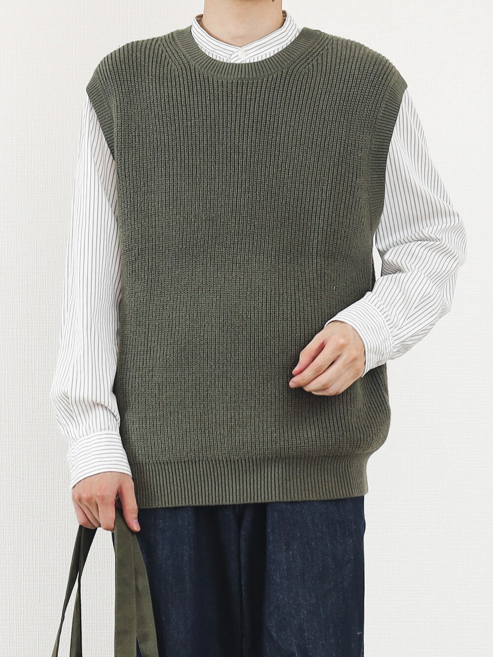 「ニットベスト、カーキパンツ、秋ルック紹介するよ、デニムパンツ、ローファー、クラシカル、ノーカラーシャツ、UNIQLO、ユニクロ、ユニクロコーデ、プチプラ、デニム、ベスト、ゆるコーデ」｜「UNIQLOのアイテム（ベスト、グリーン系）」を使った、SHOTA / しょうたさん（メンズ・165cm）の秋コーディネートの3枚目の写真
