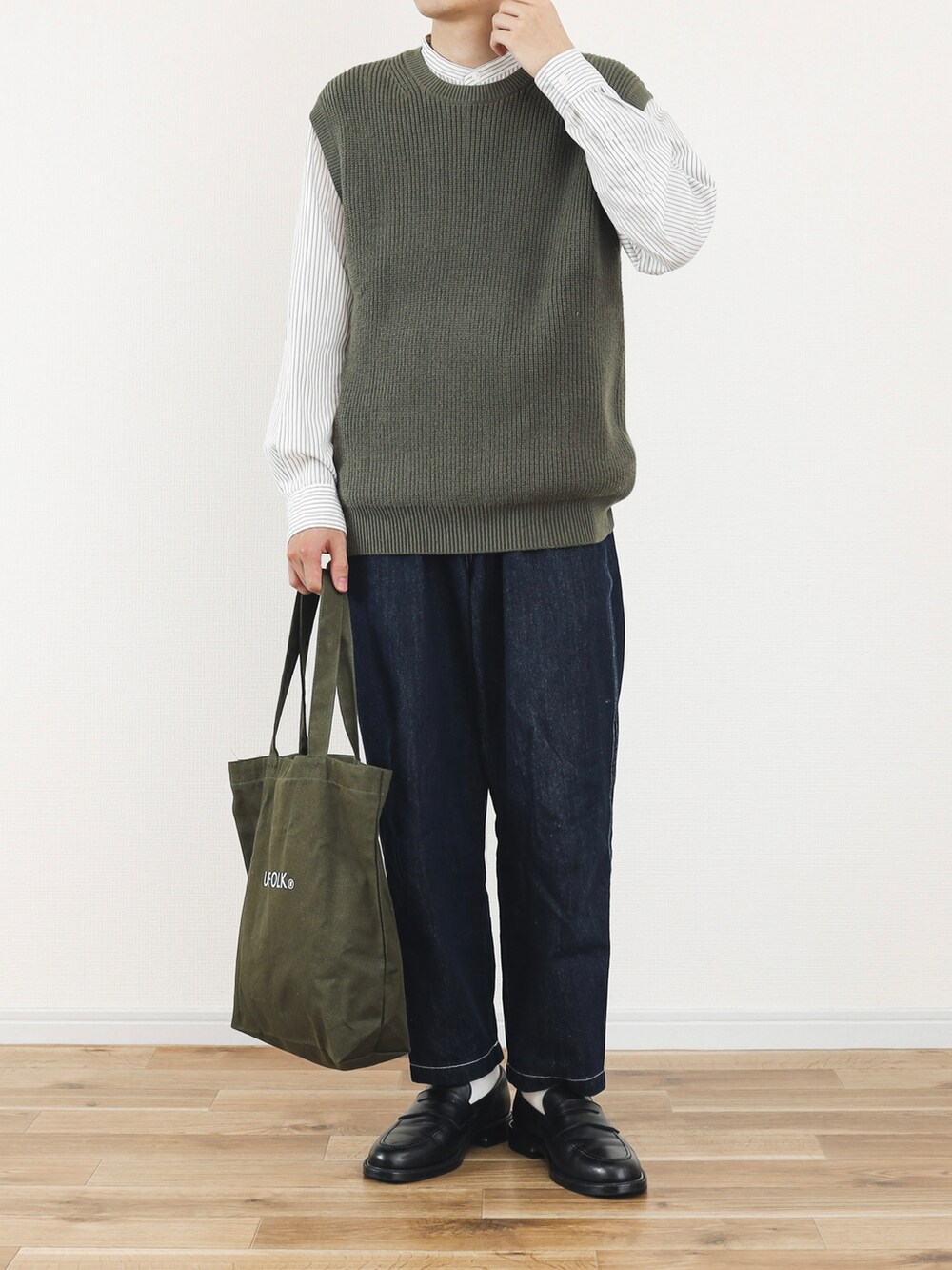 「ニットベスト、カーキパンツ、秋ルック紹介するよ、デニムパンツ、ローファー、クラシカル、ノーカラーシャツ、UNIQLO、ユニクロ、ユニクロコーデ、プチプラ、デニム、ベスト、ゆるコーデ」｜「UNIQLOのアイテム（ベスト、グリーン系）」を使った、SHOTA / しょうたさん（メンズ・165cm）の秋コーディネートの2枚目の写真