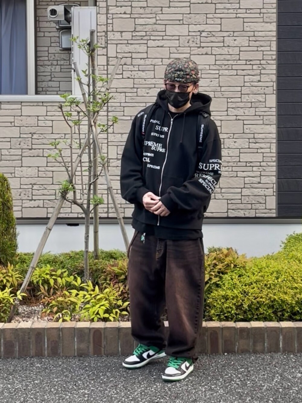 Supreme のパーカーを使った「春夏コーデ」の人気ファッション