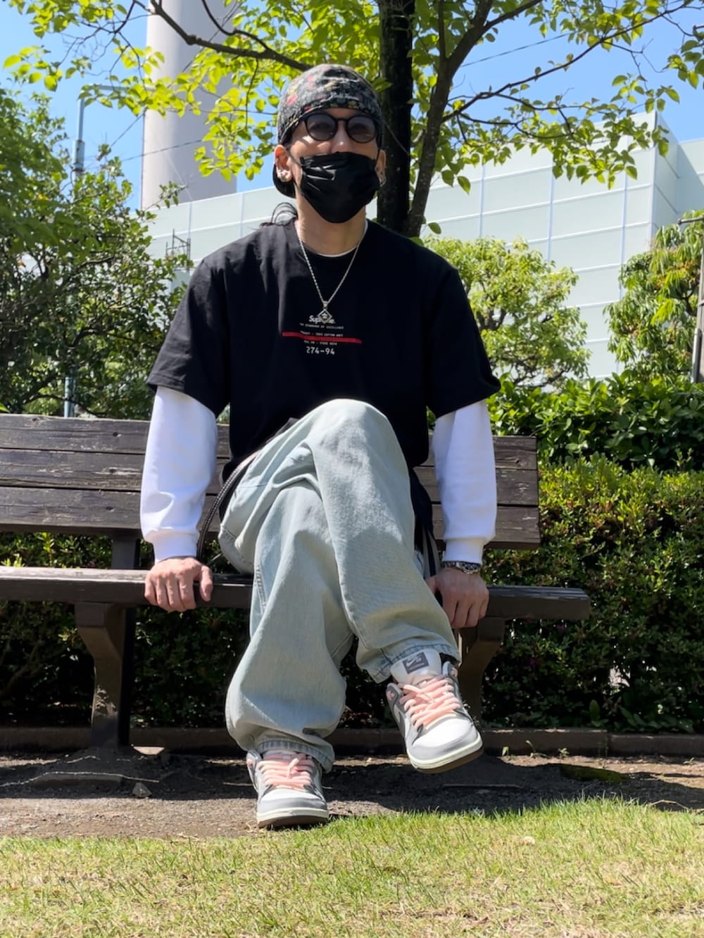 ブラック系のTシャツ/カットソー、ブルー系のデニムパンツ、グレー系のスニーカーを着用したメンズの春コーディネートの2枚目の写真