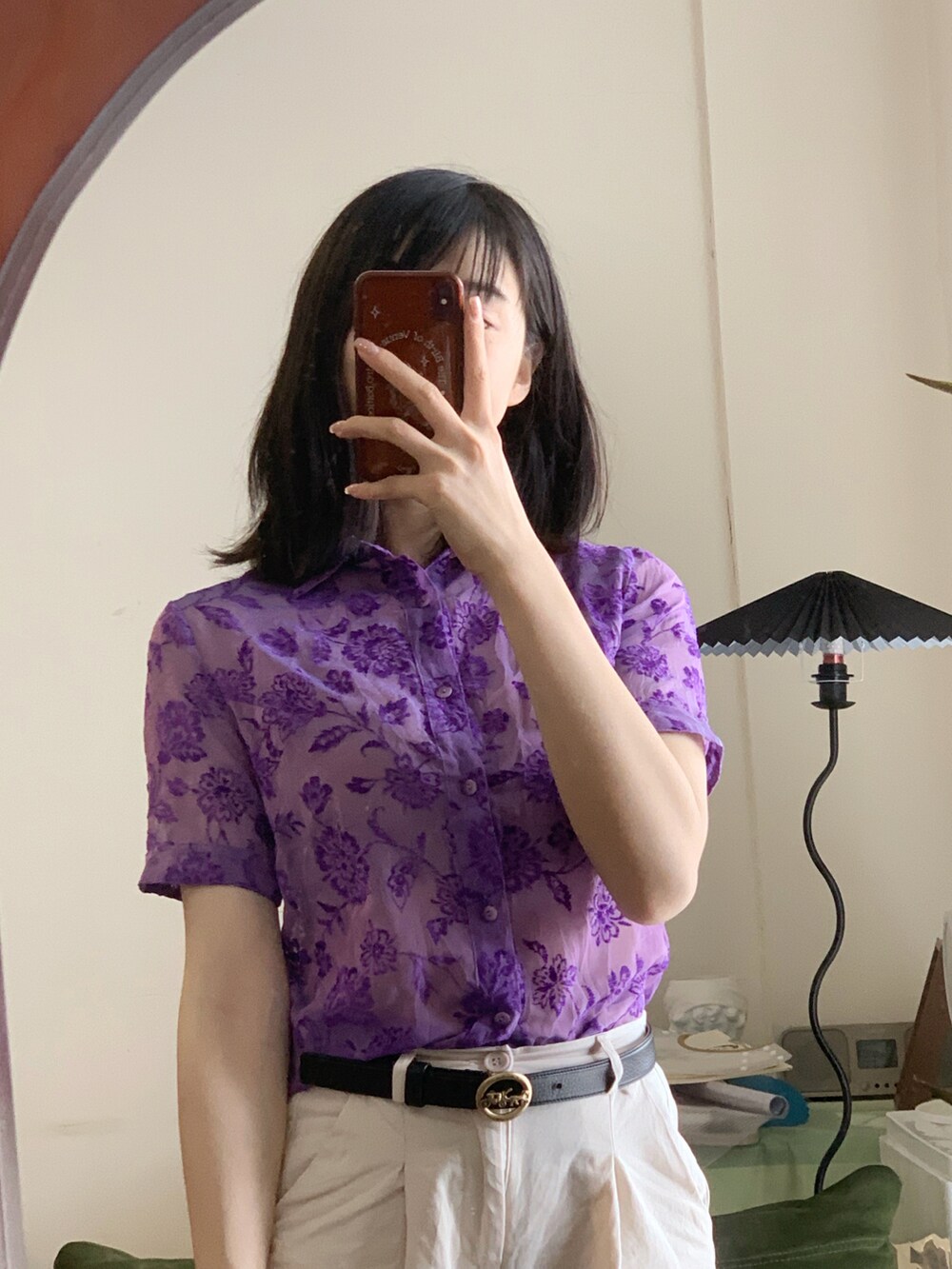 パープル系のシャツ/ブラウスを着用したレディースの夏コーディネートの2枚目の写真