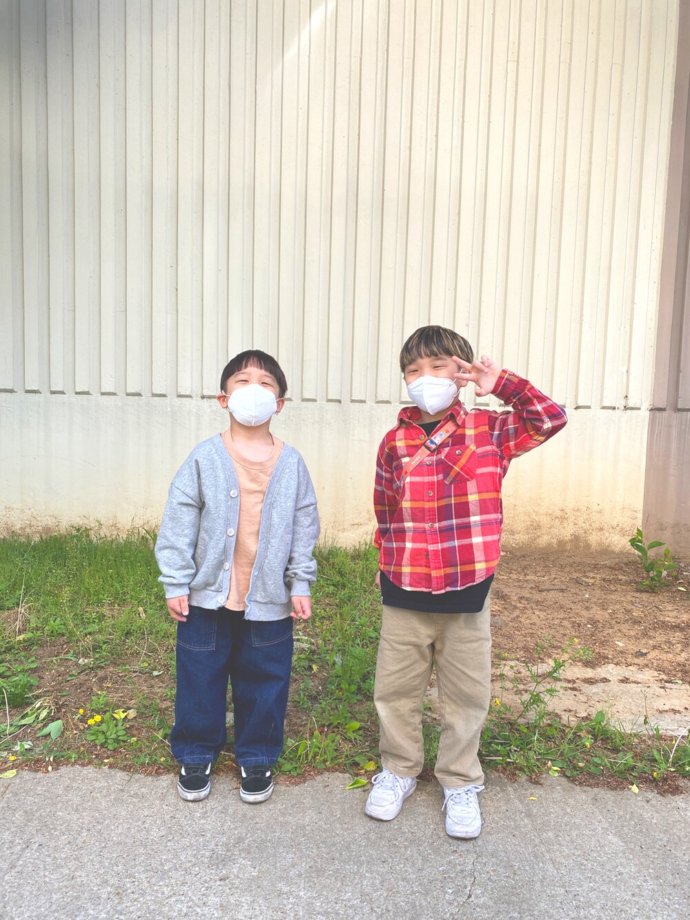 ブラック系のスニーカー、ホワイト系のスニーカー、レッド系のシャツ/ブラウスを着用したキッズの春コーディネートの2枚目の写真