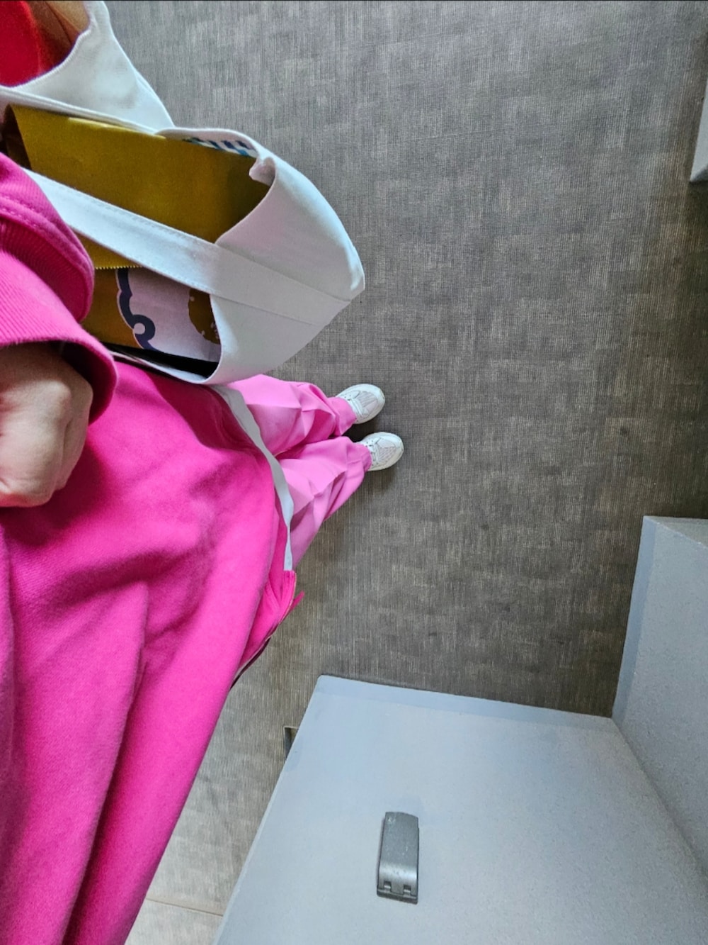 ピンク系のスウェット、ピンク系のその他パンツ、ホワイト系のスニーカーを着用したレディースの秋コーディネートの2枚目の写真