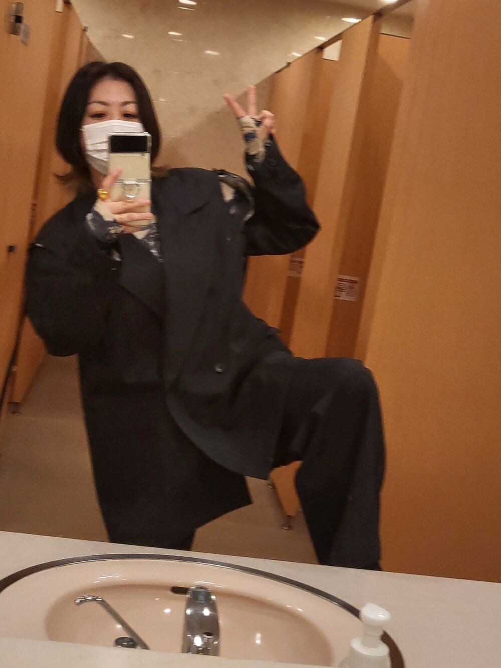 グレー系のテーラードジャケット、ベージュ系のTシャツ/カットソー、グレー系のその他パンツを着用したレディースの冬コーディネートの3枚目の写真