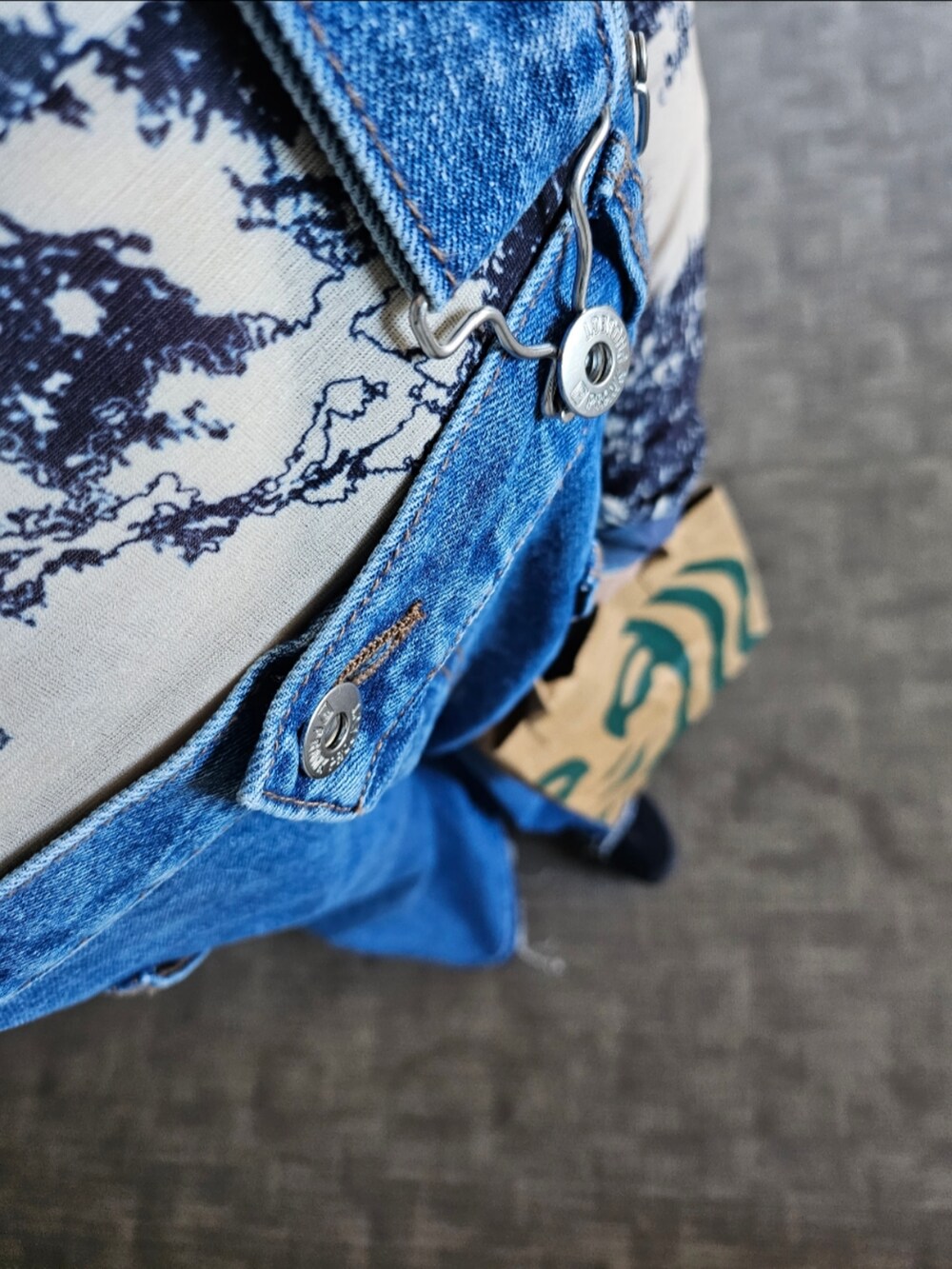 ブルー系のサロペット/オーバーオール、ベージュ系のTシャツ/カットソーを着用したレディースの秋コーディネートの2枚目の写真