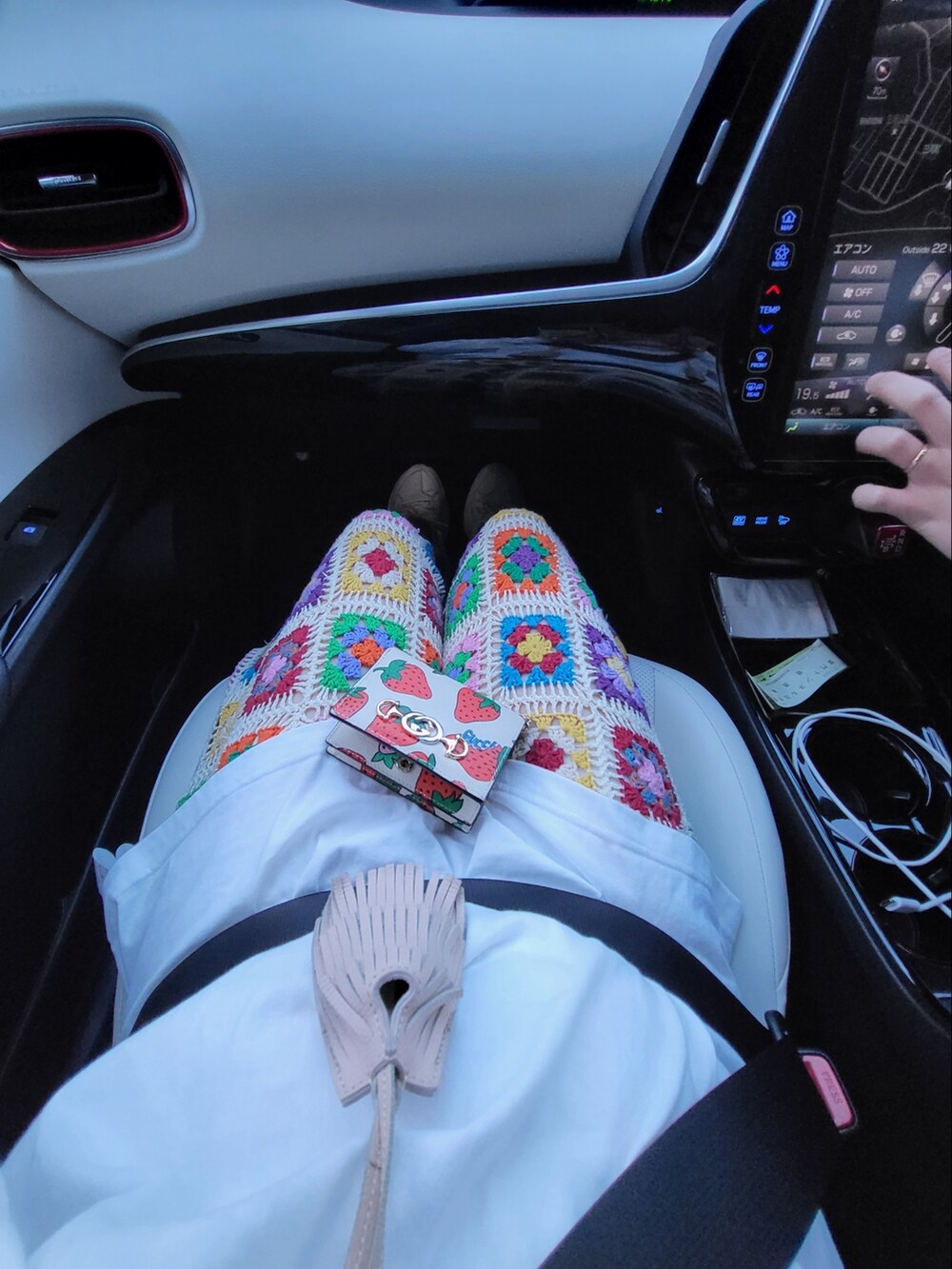 ホワイト系のTシャツ/カットソー、その他のその他パンツ、ホワイト系のスニーカーを着用したレディースの春コーディネートの2枚目の写真